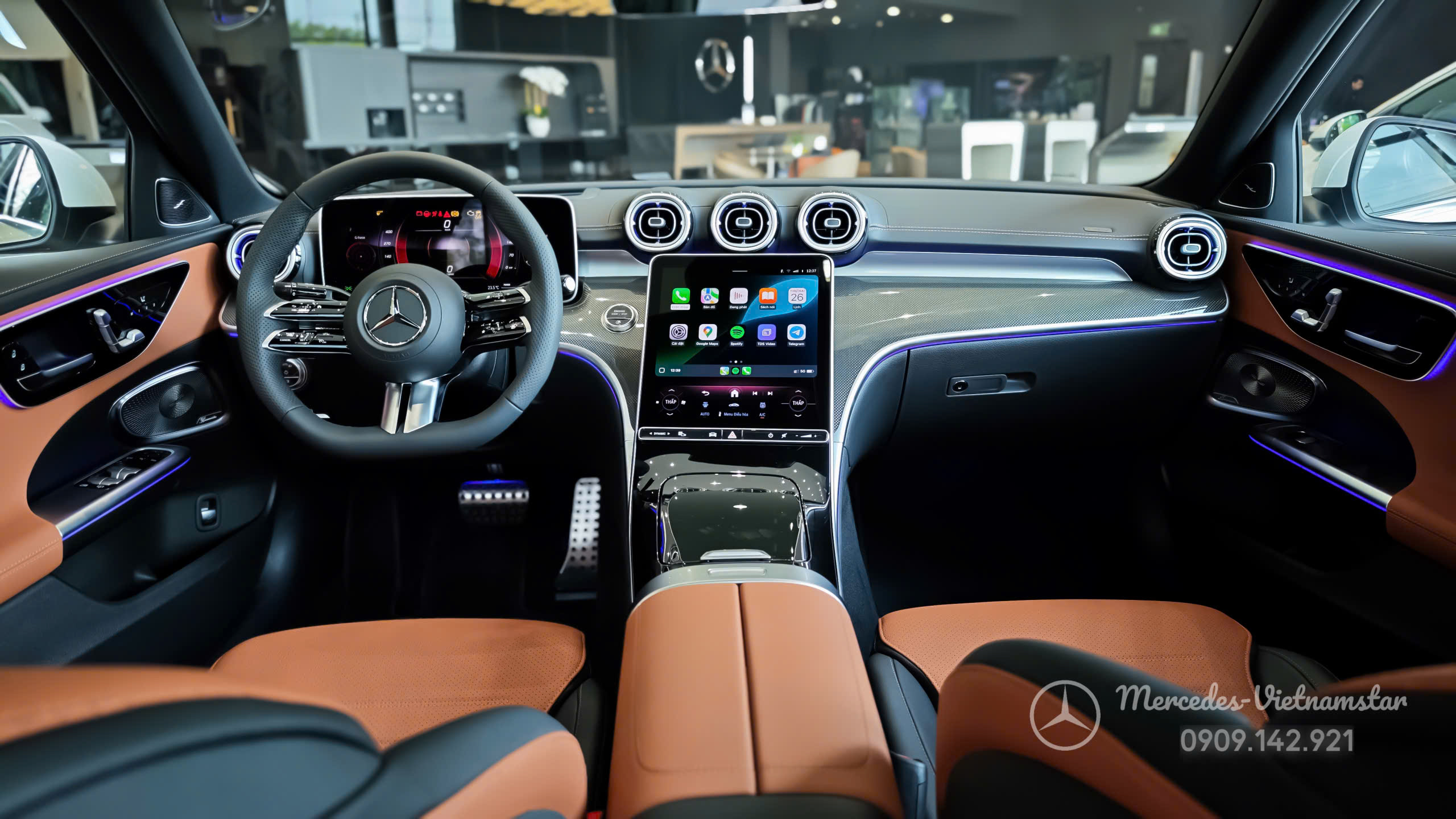 "Giao diện MBUX hiện đại hiển thị rực rỡ bên cạnh tone màu nâu của nội thất C300 AMG."