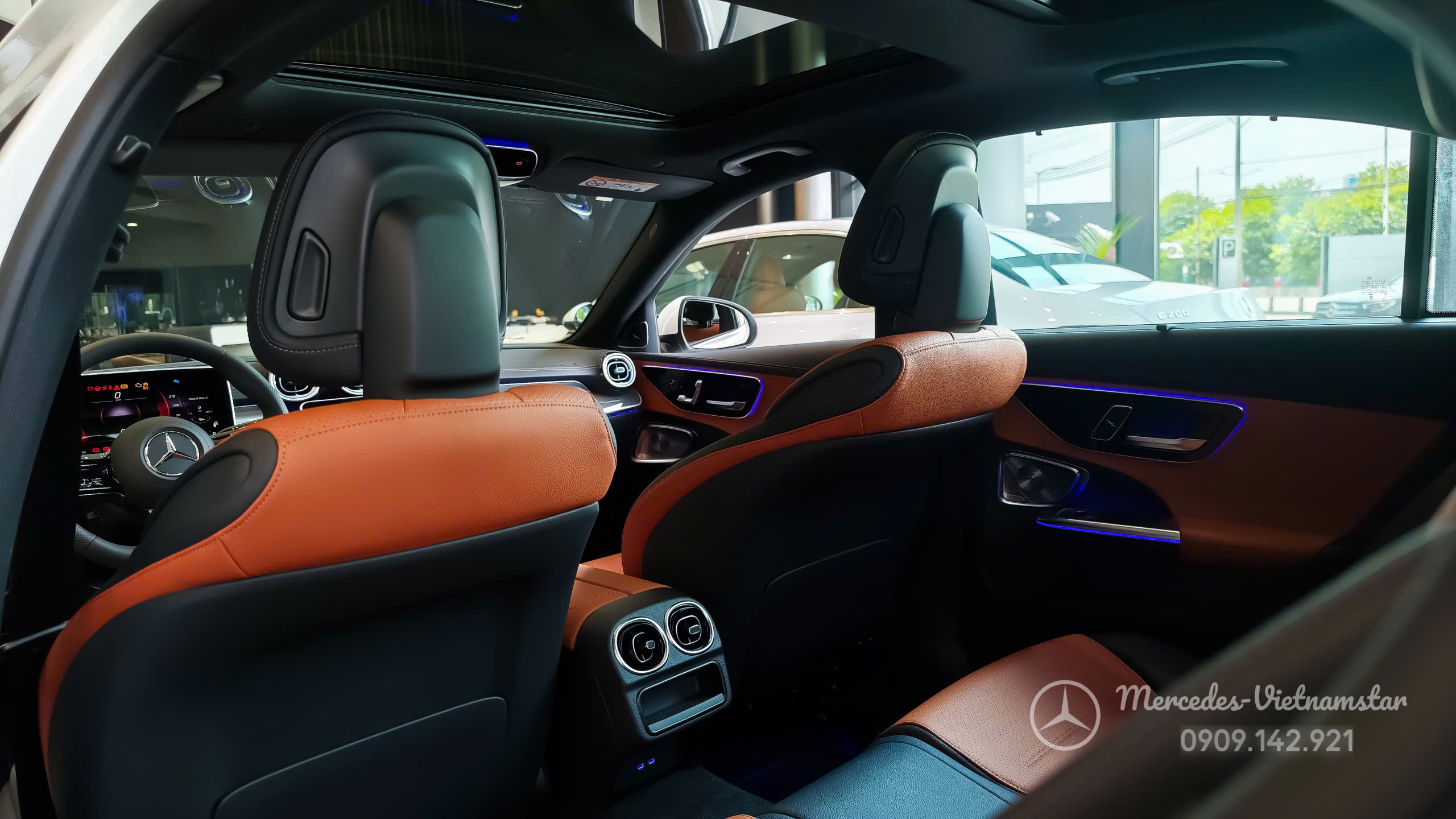 "Chất liệu da thật màu nâu cao cấp trang bị cho nội thất Mercedes C300 AMG."