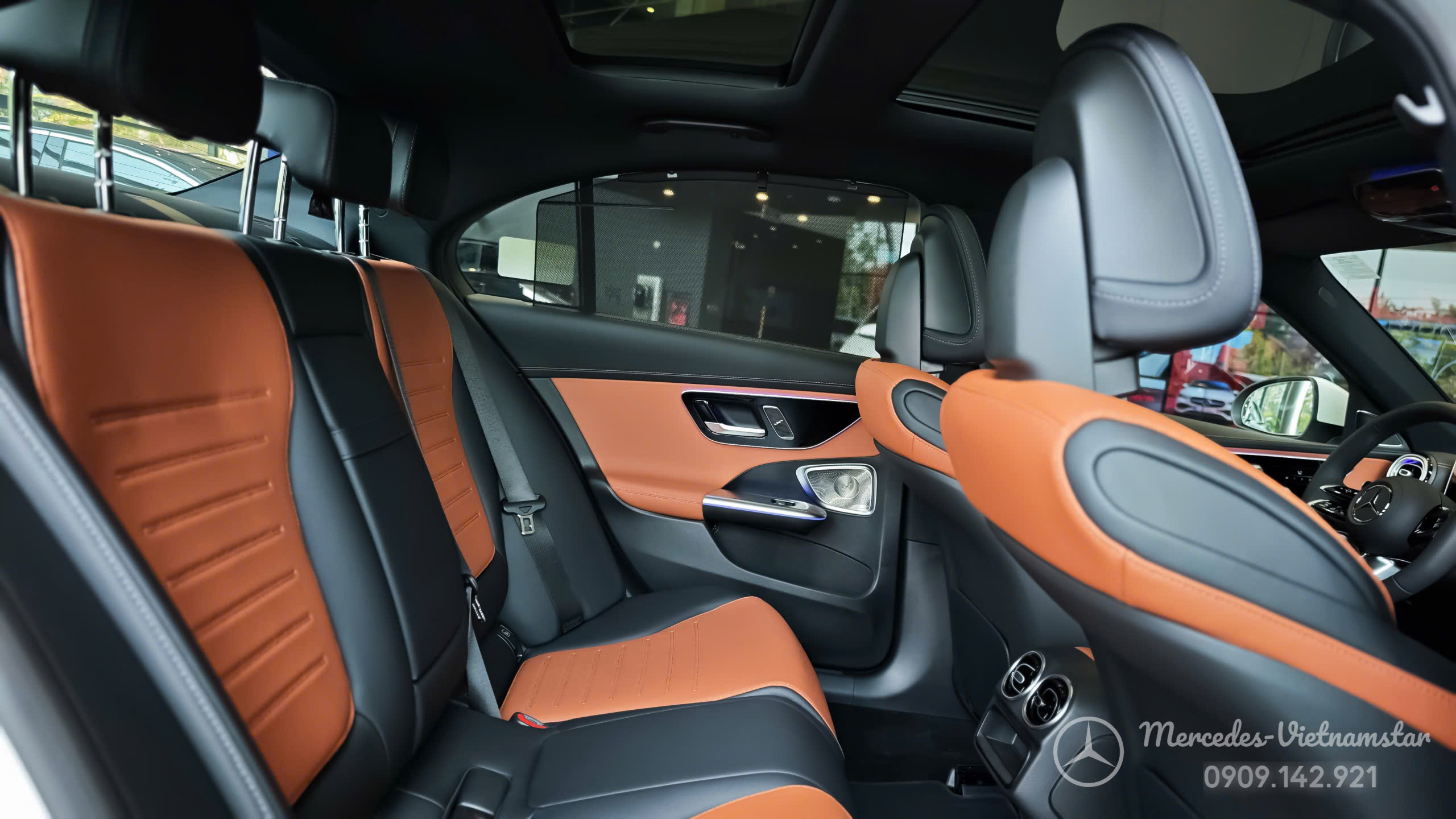 "C300 AMG màu nội thất nâu - sự lựa chọn hàng đầu cho chủ nhân yêu thích sự lịch lãm."