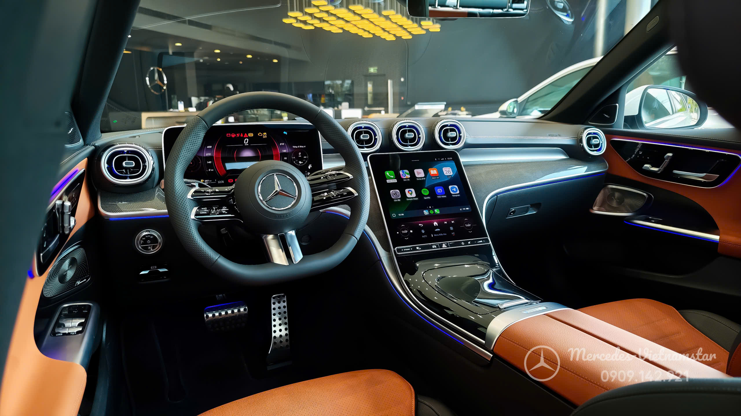 "Vô lăng D-cut thể thao kết hợp hài hòa với màu nội thất nâu của C300 AMG."