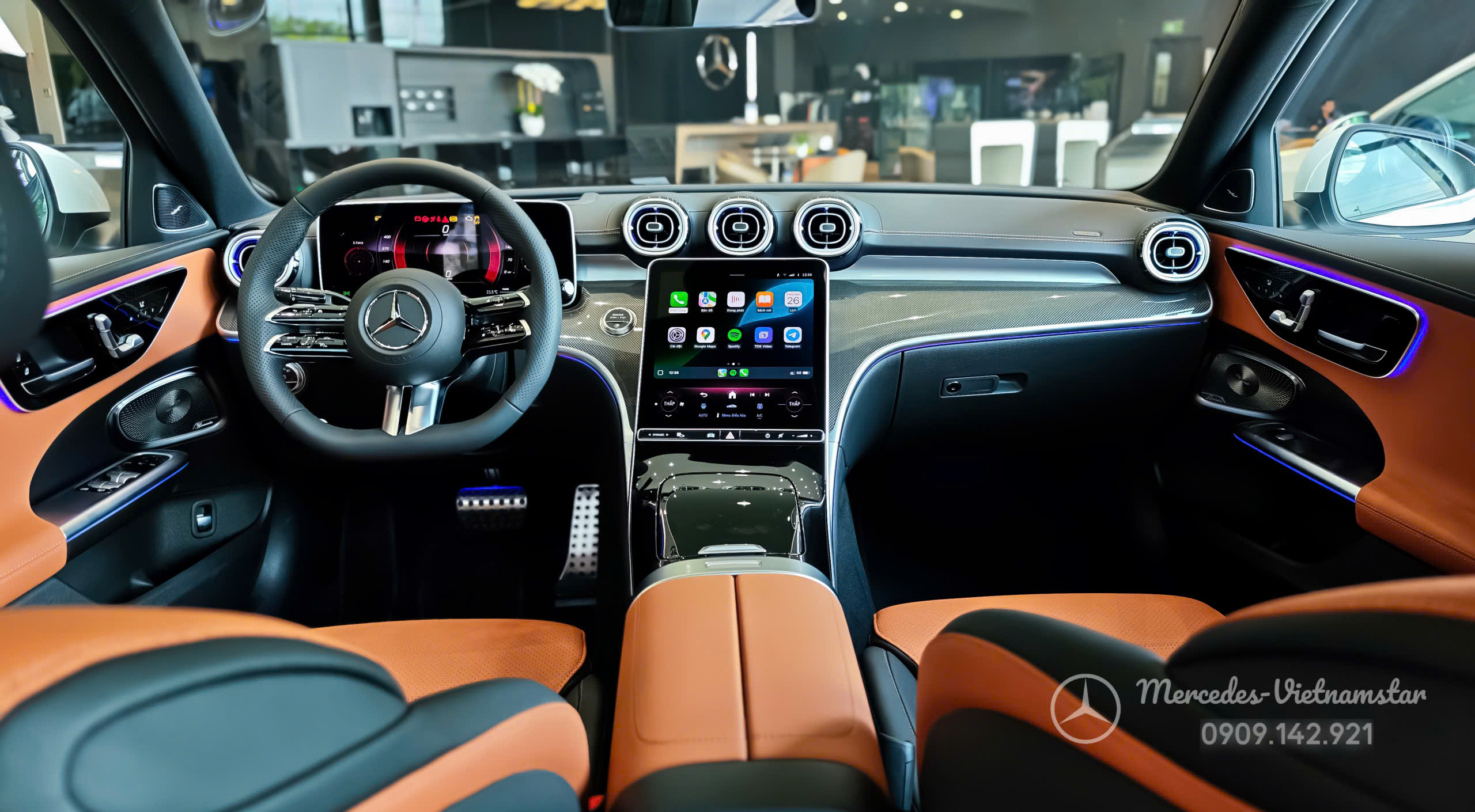 "Không gian nội thất màu nâu sang trọng trên Mercedes C300 AMG thế hệ mới."
