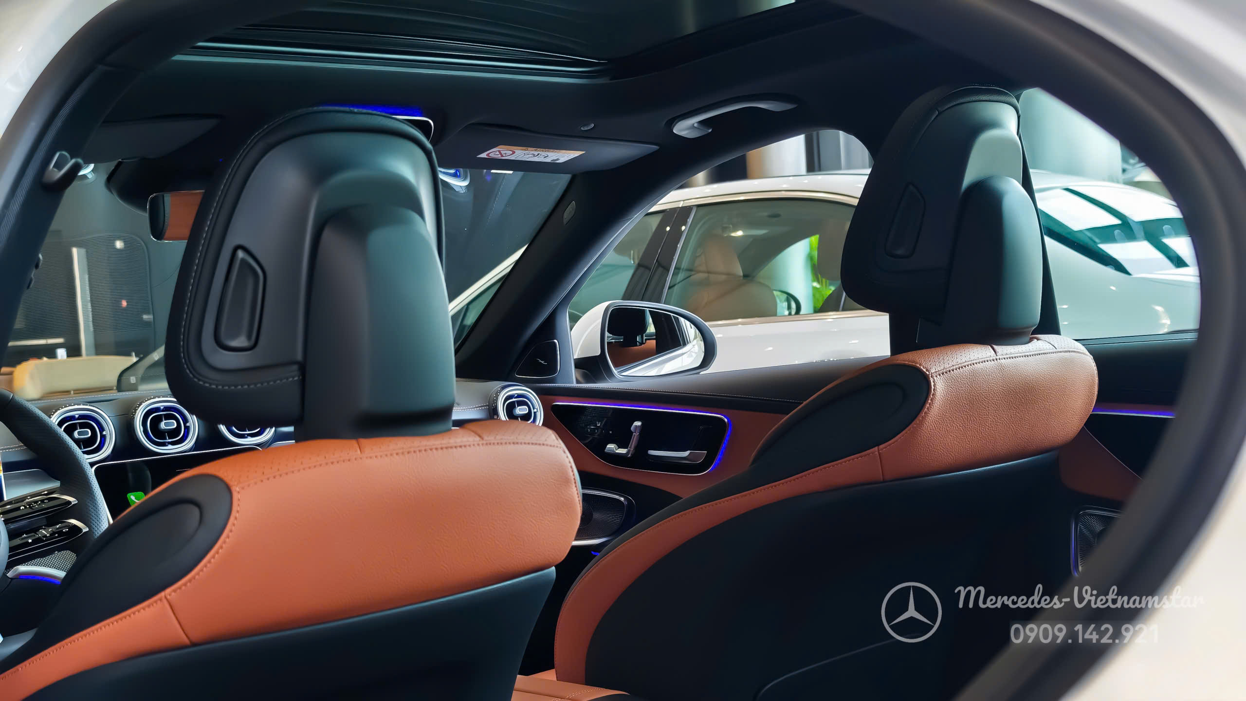 "Ánh sáng tự nhiên chiếu qua cửa sổ trời vào nội thất màu nâu của C300 AMG."