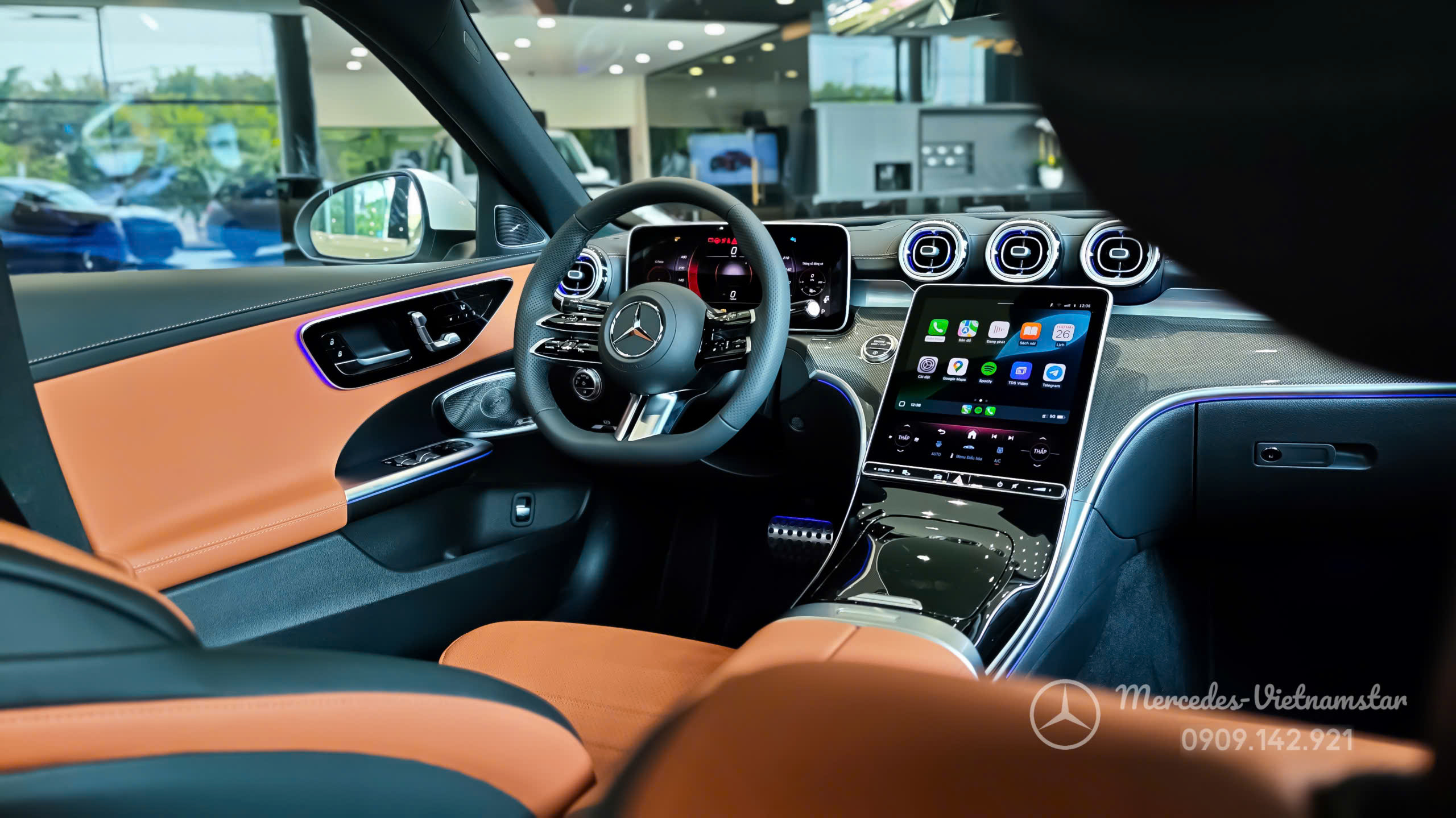 "Toàn cảnh khoang lái C300 AMG với ghế da màu nâu Sienna cực kỳ đẳng cấp."