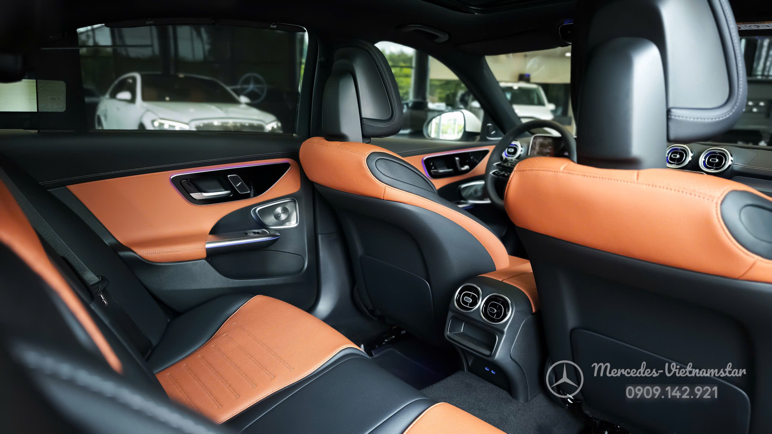 "Khoang hành khách phía sau rộng rãi với ghế da màu nâu cao cấp và khoảng để chân thoải mái trên Mercedes C300 AMG."