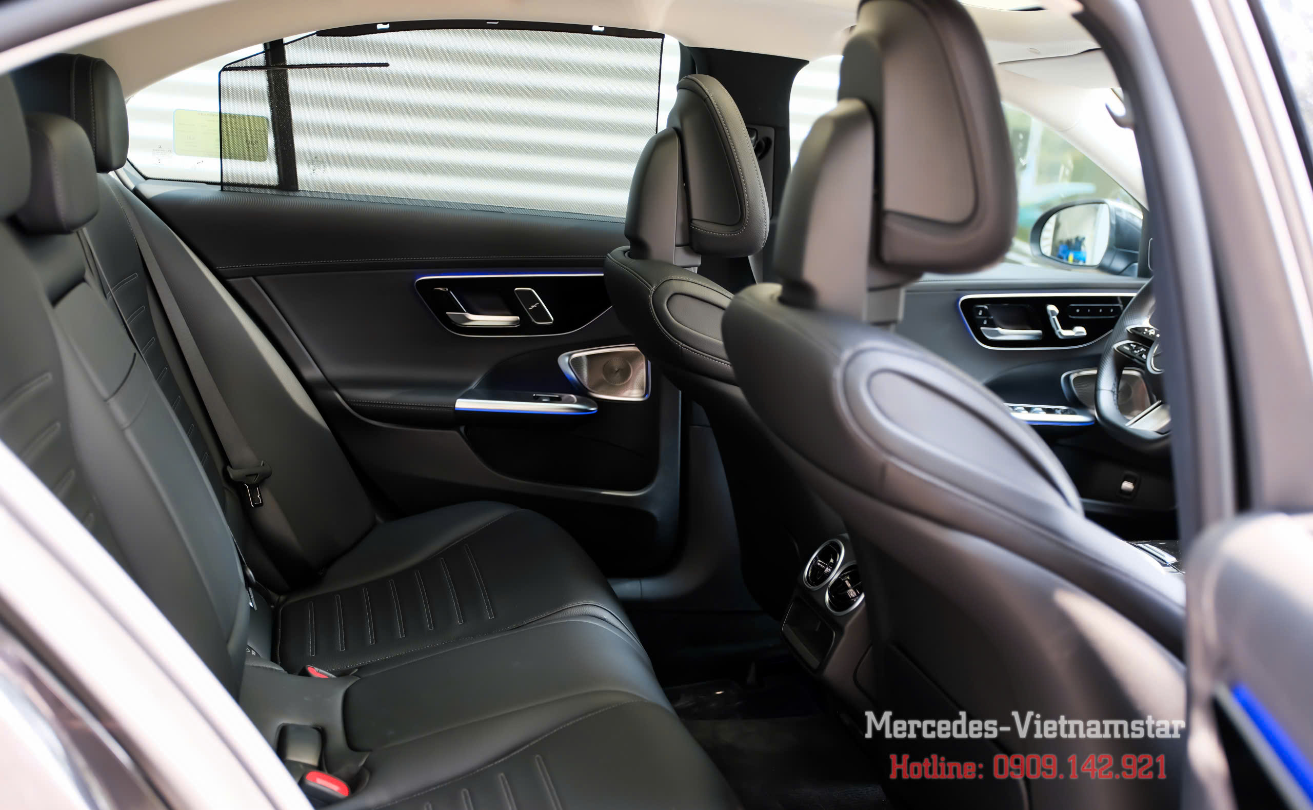 Hàng ghế sau rộng rãi với chất liệu da cao cấp trên Mercedes C300 AMG