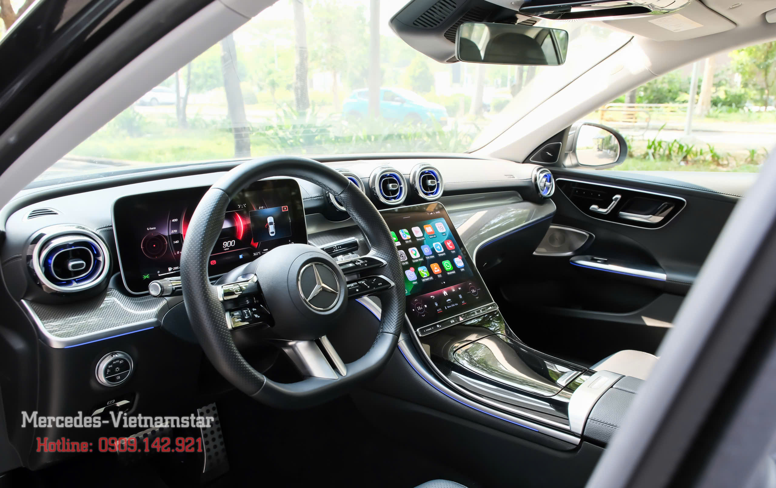 Cận cảnh logo Mercedes-Benz trên vô lăng C300 AMG mới