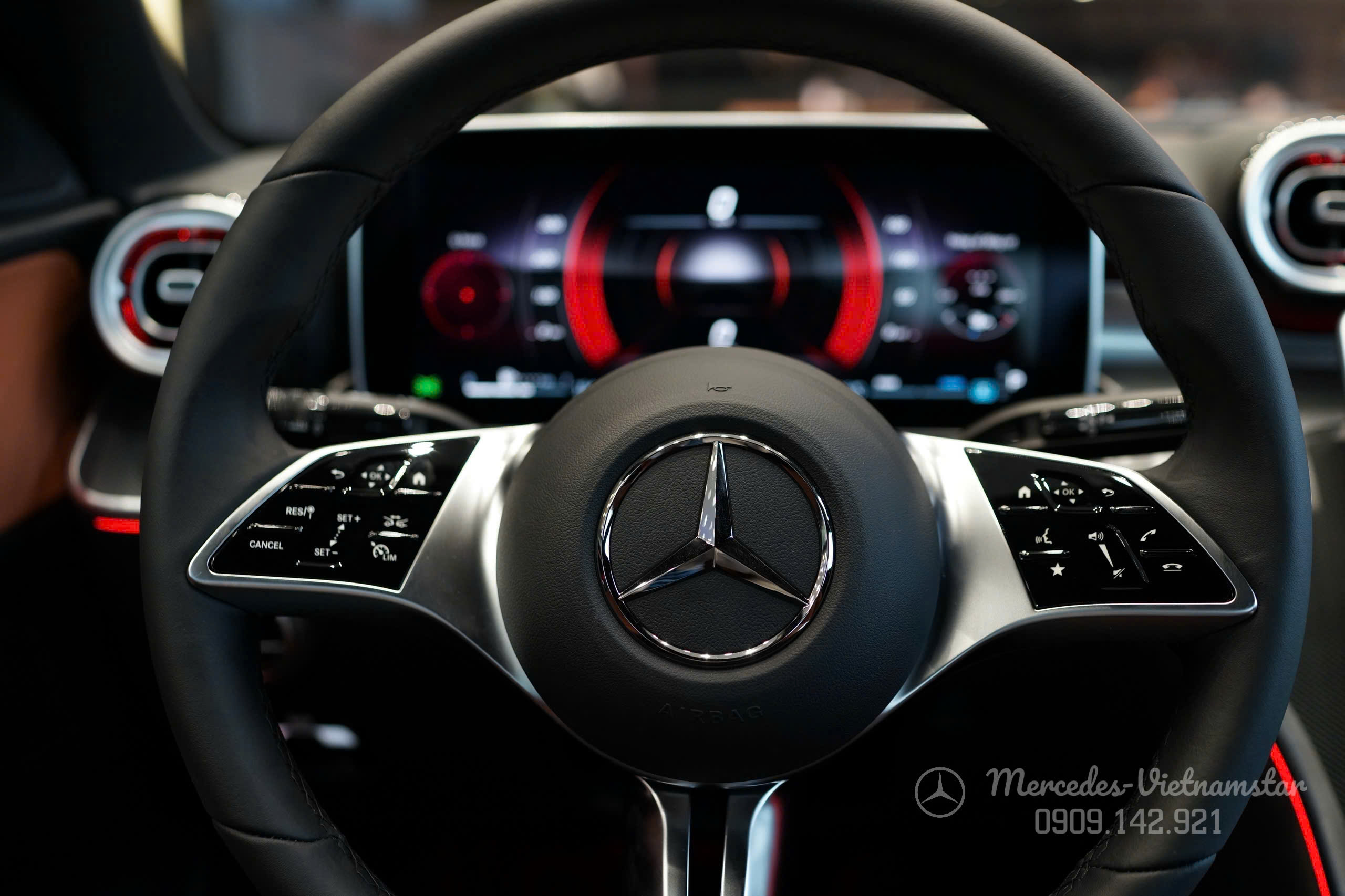 Vô lăng C200 bọc da tích hợp các nút cảm ứng tiện lợi.