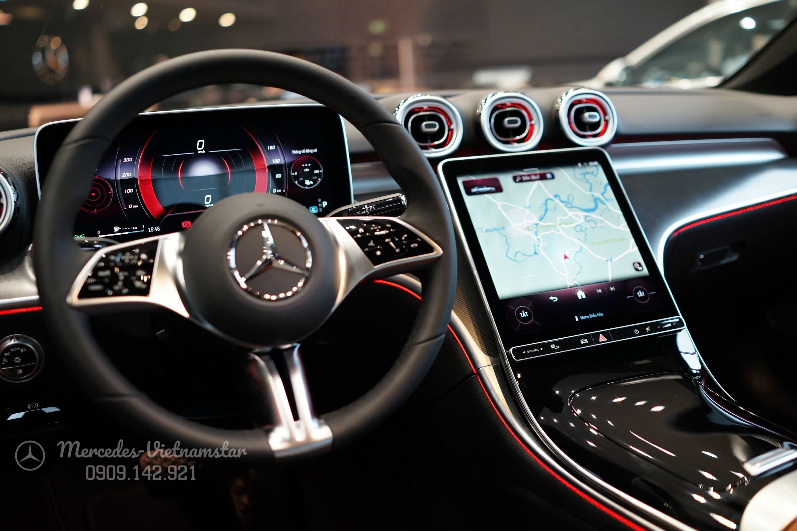 Màn hình kỹ thuật số sau vô lăng C200 Avantgarde hiển thị thông tin rõ nét.