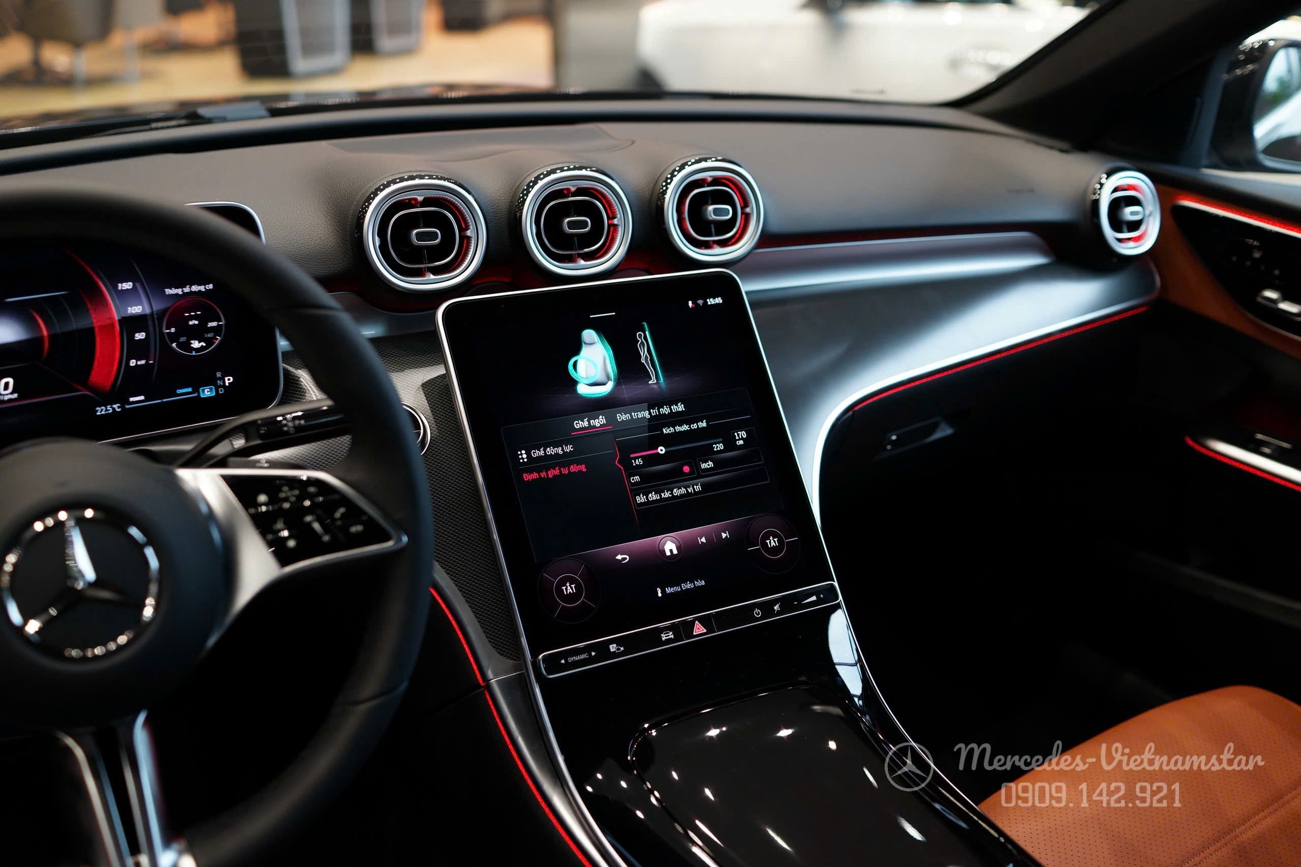 Khoang lái C200 Avantgarde tập trung vào người lái với công nghệ số hóa.