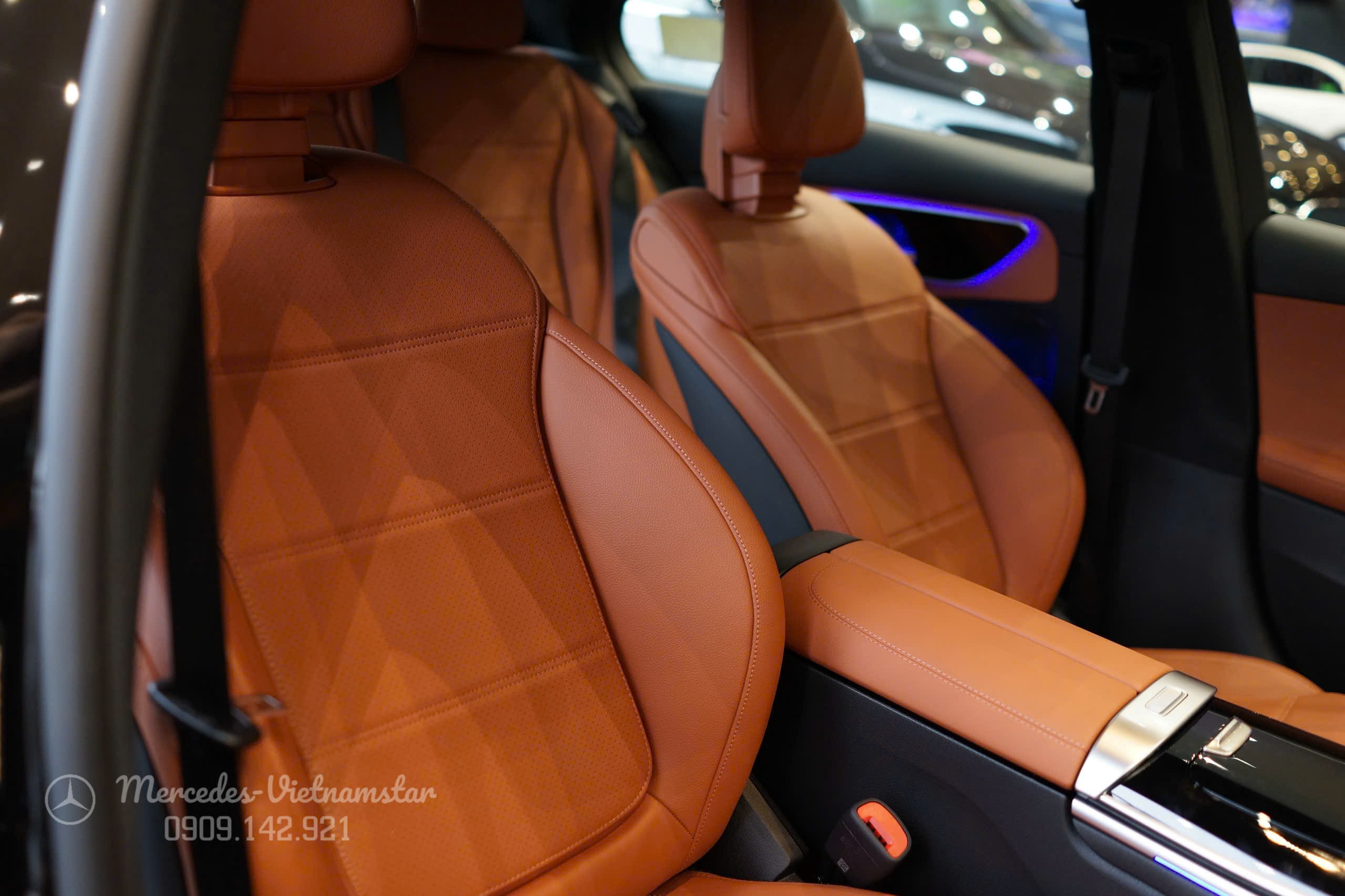 Ghế da cao cấp trên Mercedes C200 Avantgarde điều chỉnh điện và nhớ 3 vị trí.