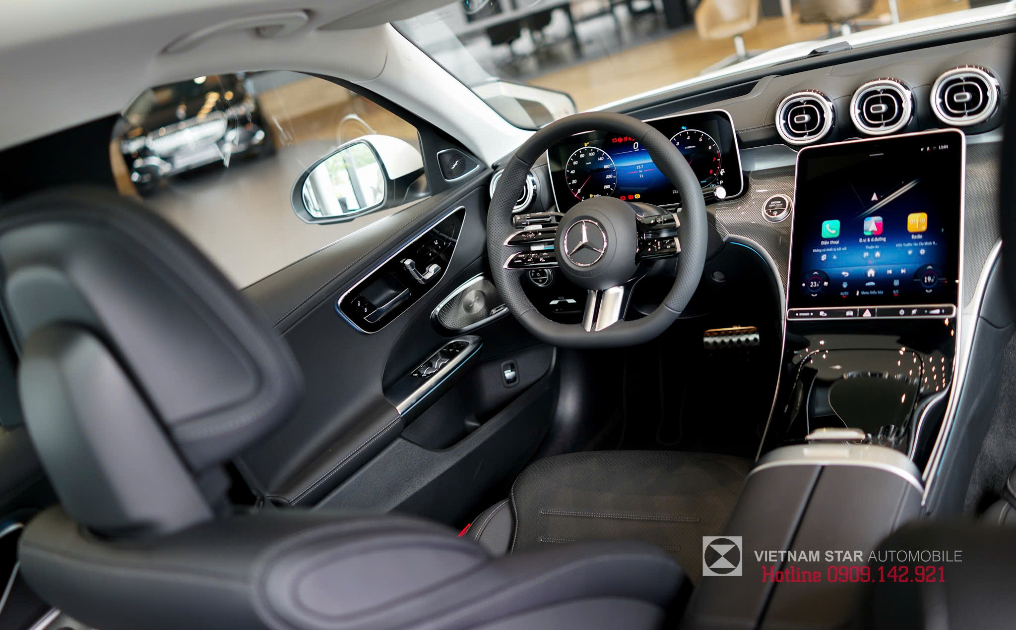 Nội thất C 300 AMG màu Đen tổng thể, thiết kế sang trọng, thể thao