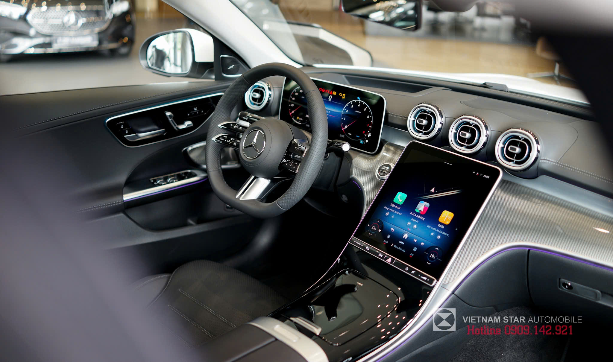 Nội thất C 300 AMG màu Đen tổng thể, thiết kế sang trọng, thể thao