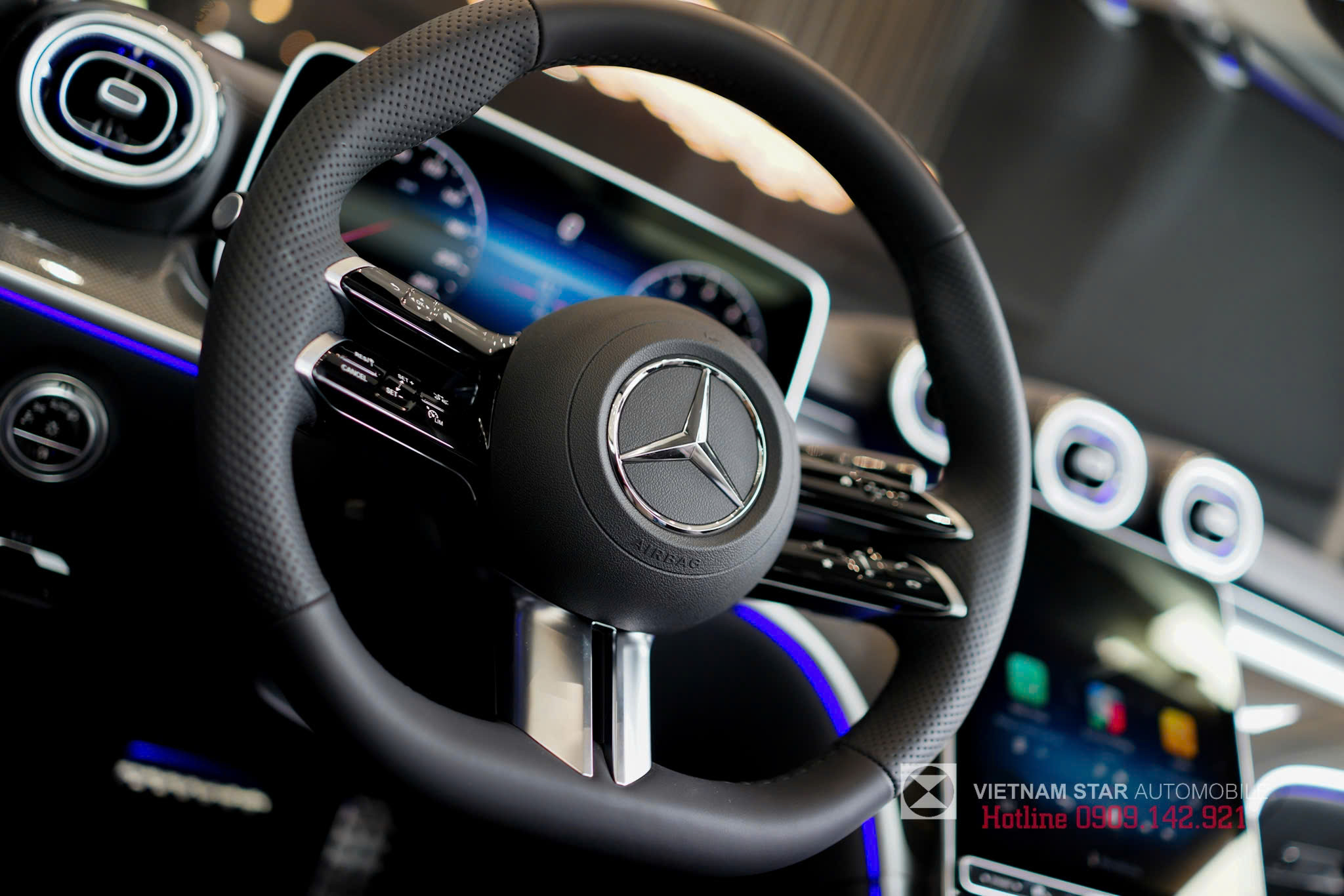 Vô lăng ba chấu kép (Twin-Spoke) thể thao, bọc da Nappa, tích hợp chức năng Cruise Control