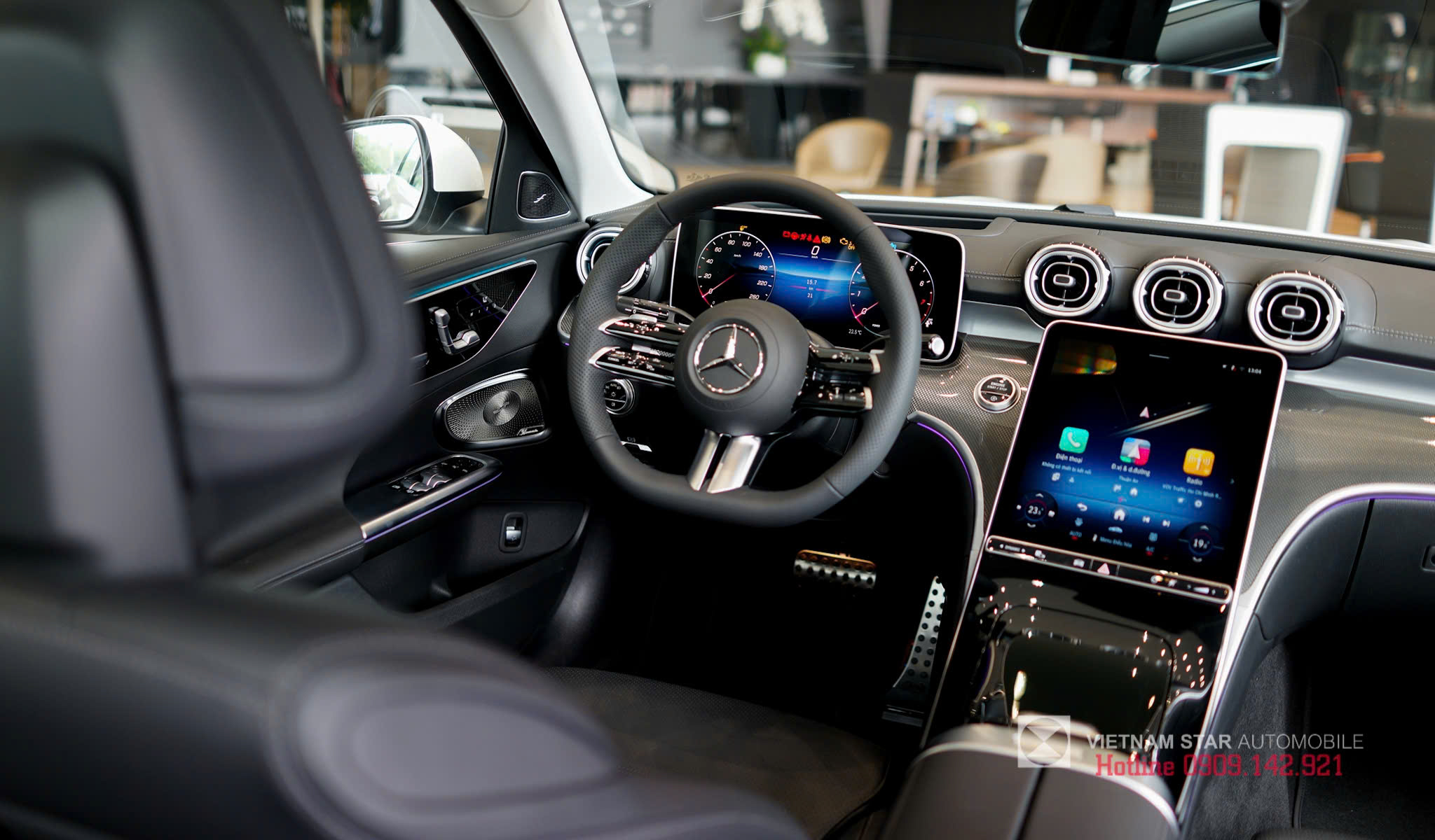 Vô lăng thể thao bọc da Nappa với đáy phẳng, logo AMG