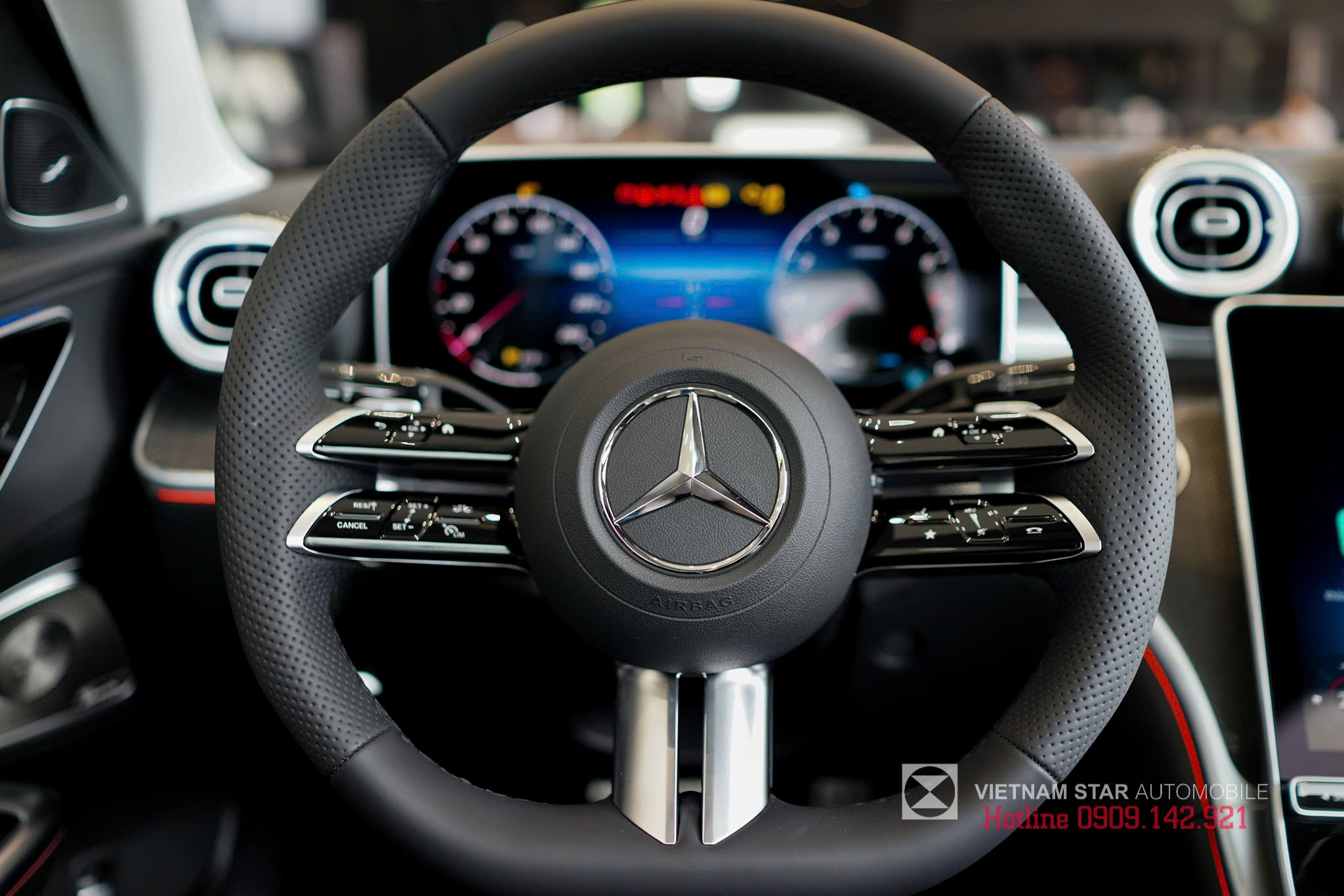 Chi tiết chất liệu Chrome sáng bóng và các phím điều khiển trên vô lăng C 300 AMG thế hệ mới