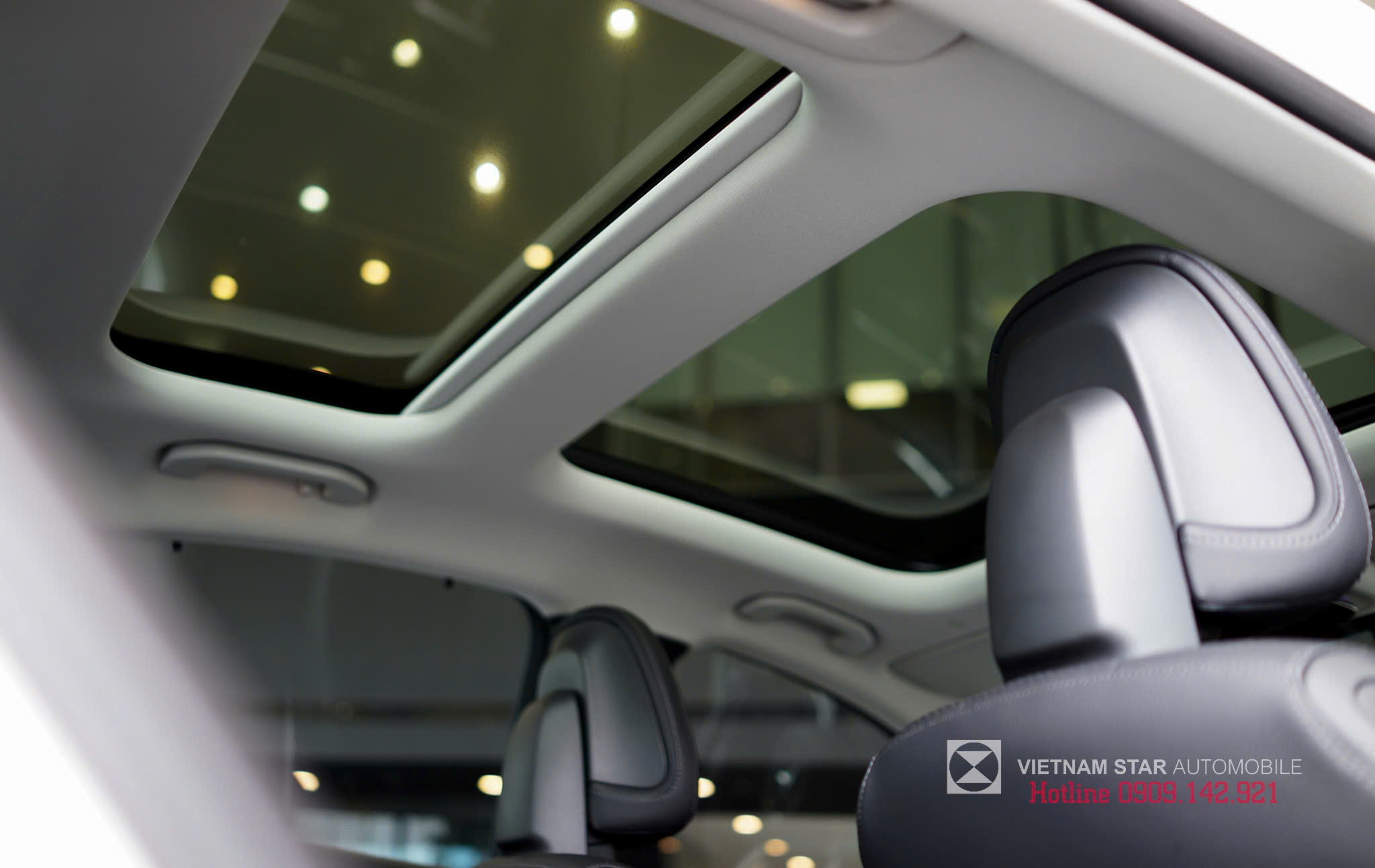 Góc chụp nhìn từ hàng ghế sau qua cửa sổ trời Panorama của C 300 AMG Đen