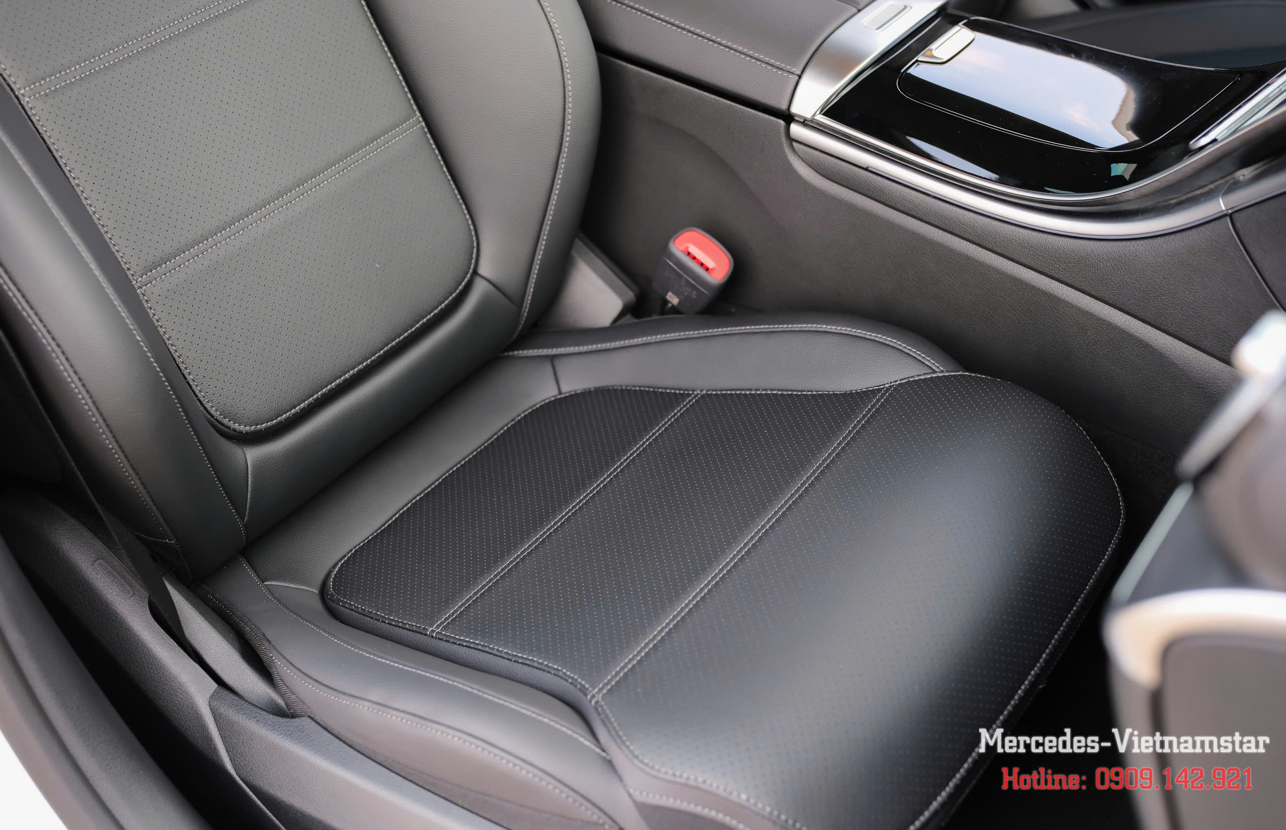 Cận cảnh đường chỉ khâu tỉ mỉ trên ghế da đen của Mercedes-Benz C200.