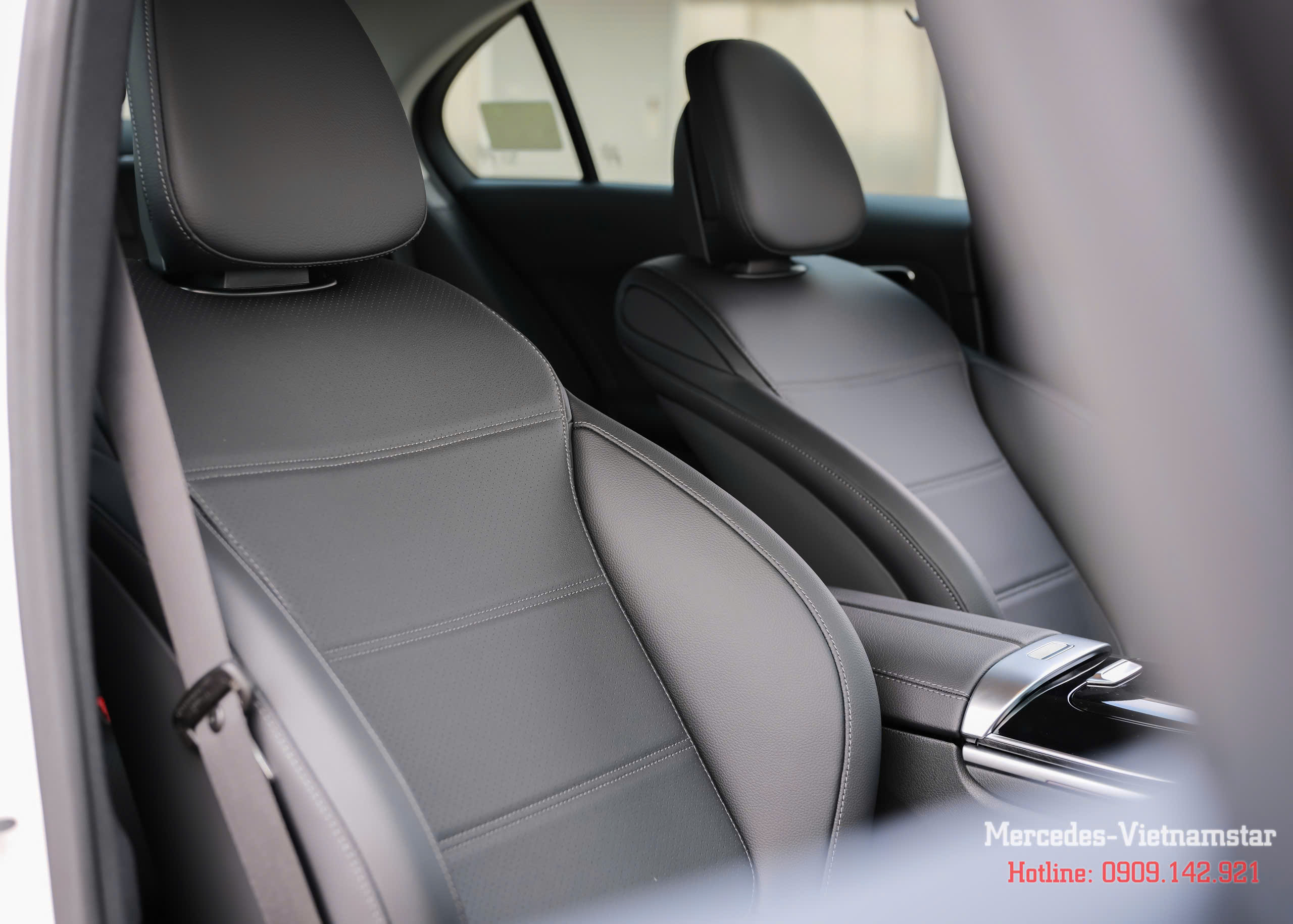 Không gian nội thất da đen sang trọng và huyền bí trên Mercedes C200 Avantgarde Plus.