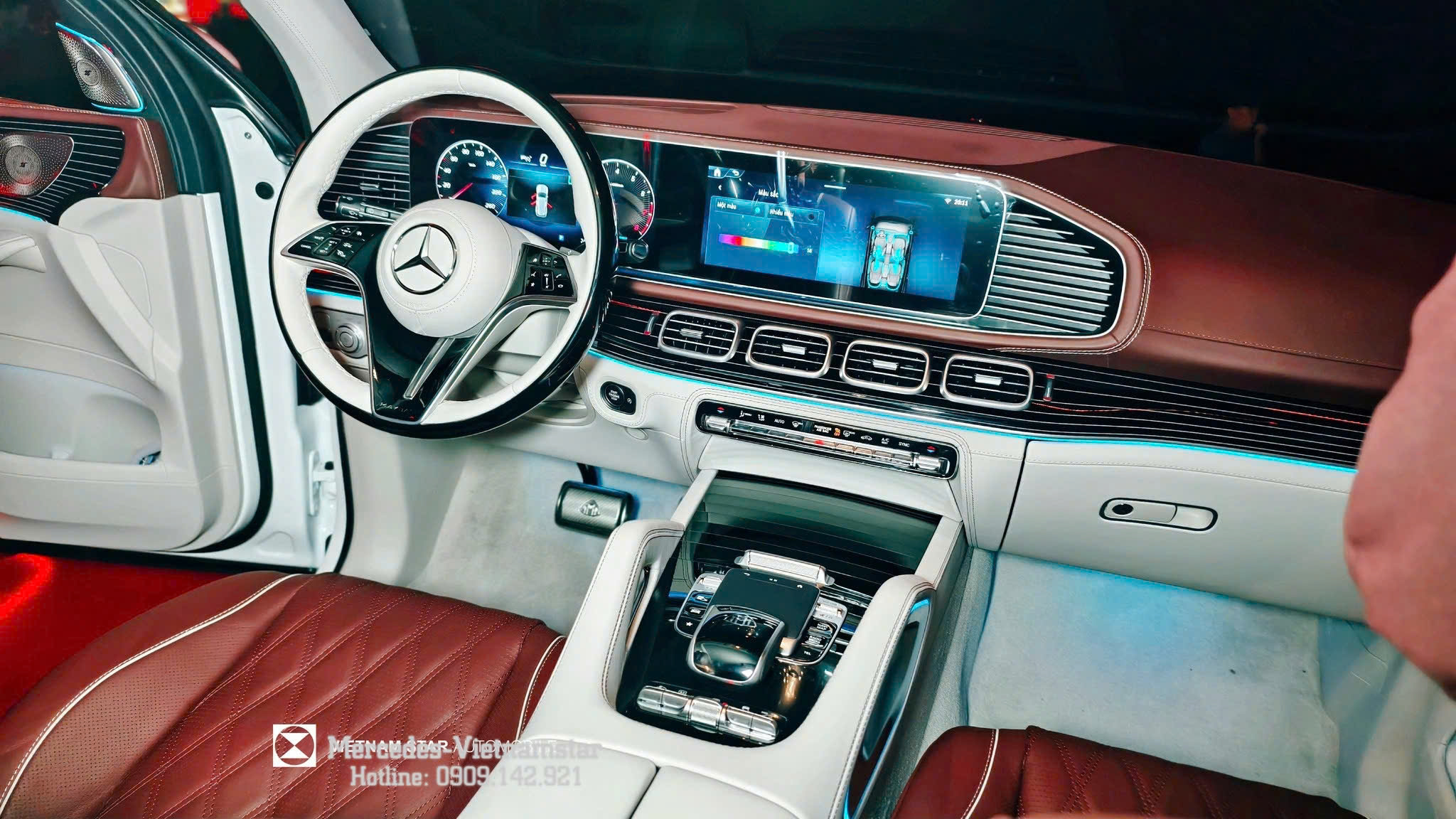 Ốp nội thất sơn mài đen bóng với họa tiết vân chảy piano đẳng cấp trên Maybach GLS.