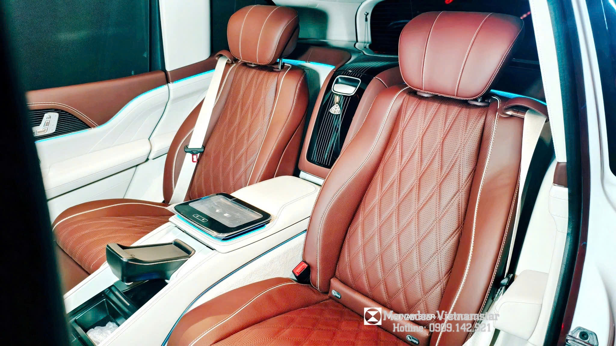 Gối tựa đầu Maybach kích thước lớn mang lại sự êm ái cho mọi hành khách trên Maybach GLS.