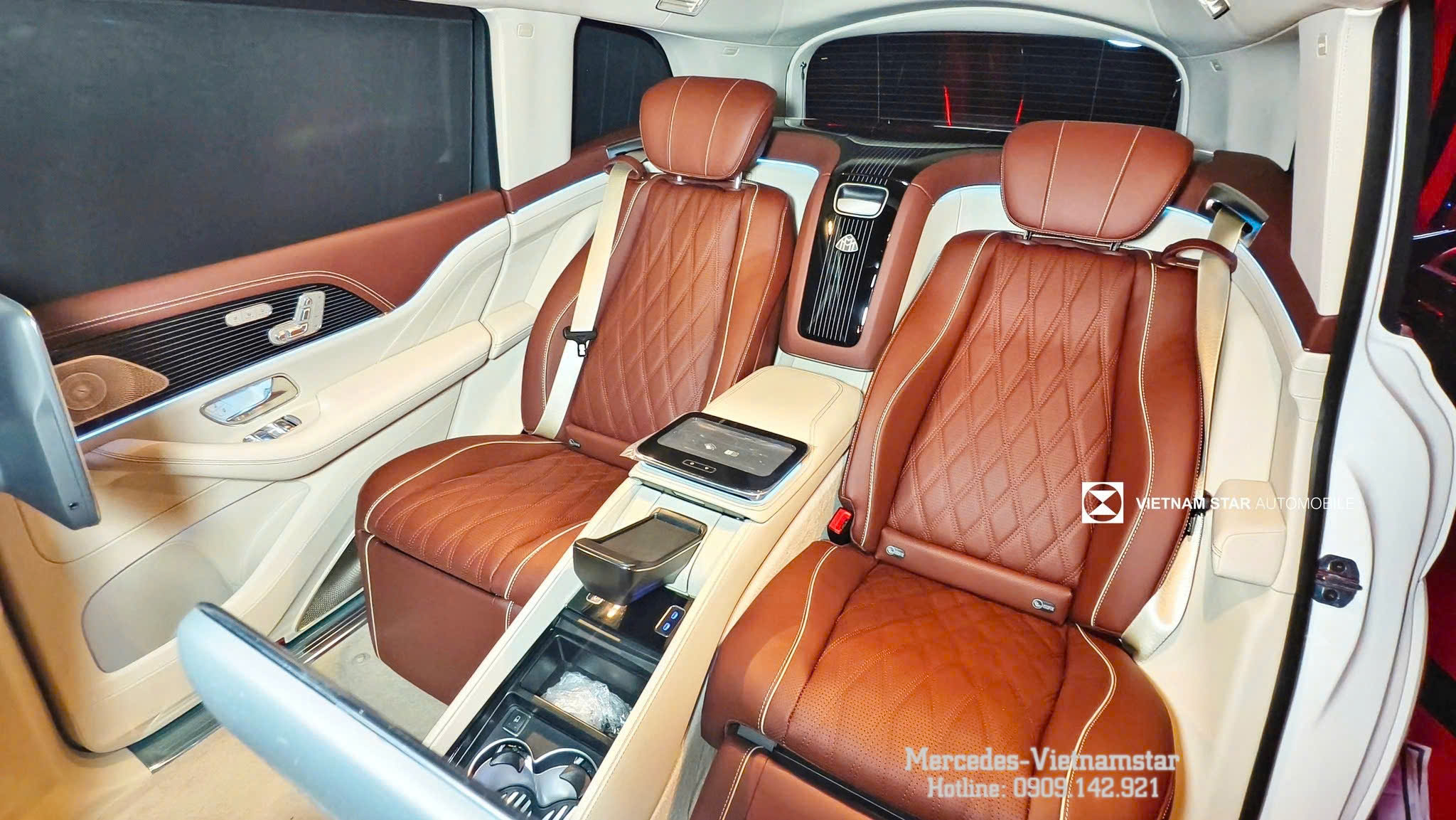 Khoang ghế sau First-Class với hai ghế độc lập quyền uy trên Mercedes-Maybach GLS 600.