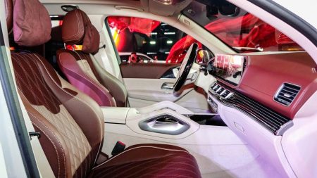 Ốp nội thất sơn mài đen bóng với họa tiết vân chảy piano đẳng cấp trên Maybach GLS.