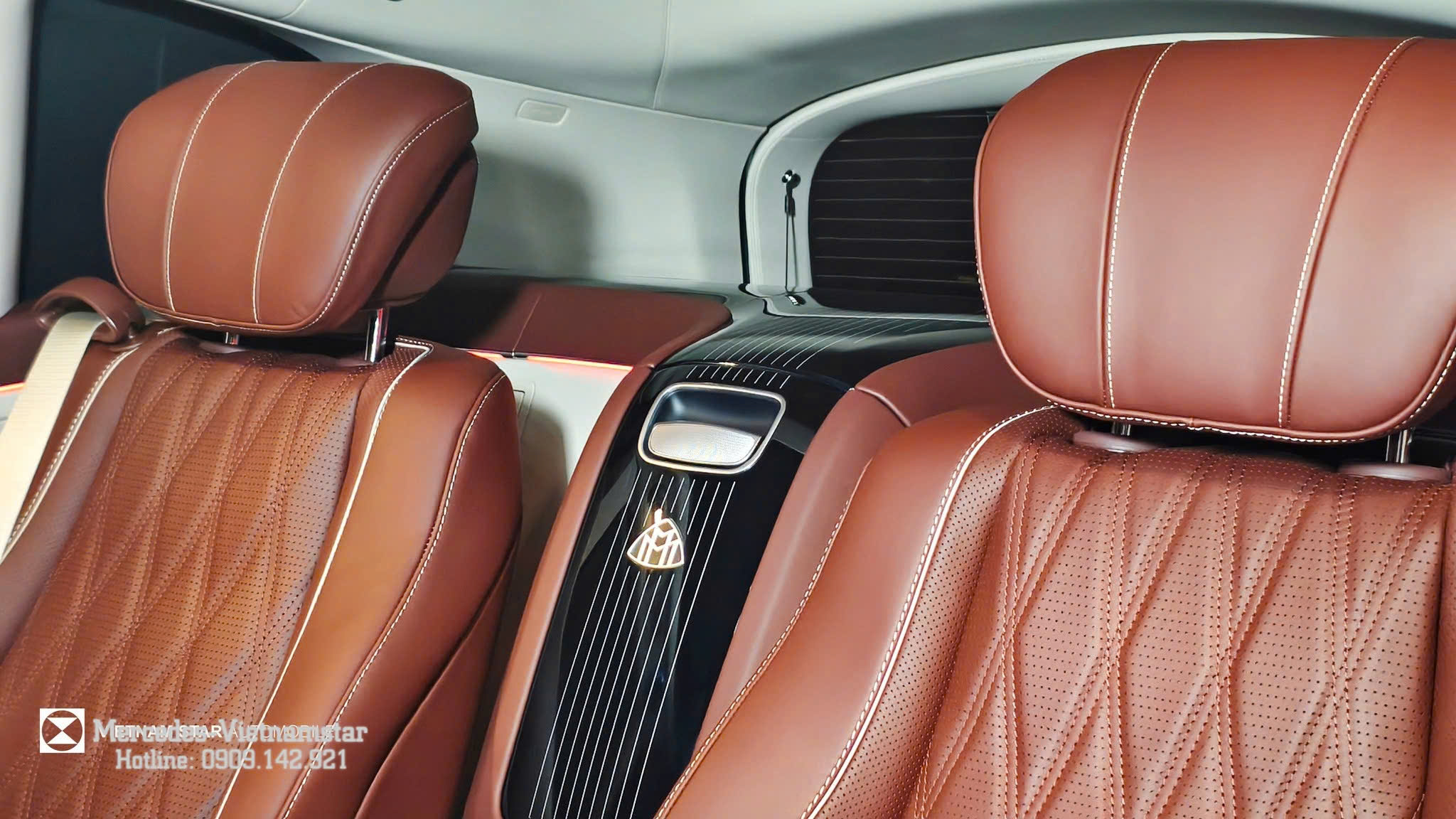 Tủ làm mát cao cấp được tích hợp tinh tế tại khoang sau của Maybach GLS600, mang lại trải nghiệm tiện nghi xa xỉ và đẳng cấp cho chủ nhân trên dòng GLS 600.