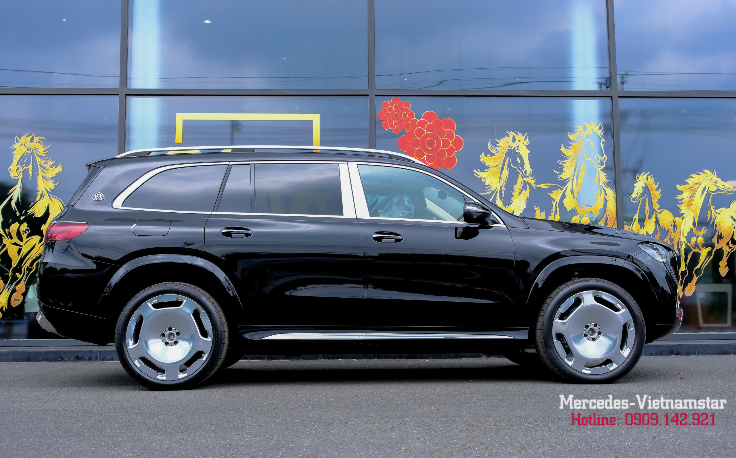 Toàn cảnh chiếc SUV siêu sang Maybach GLS 600 màu đen uy quyền.