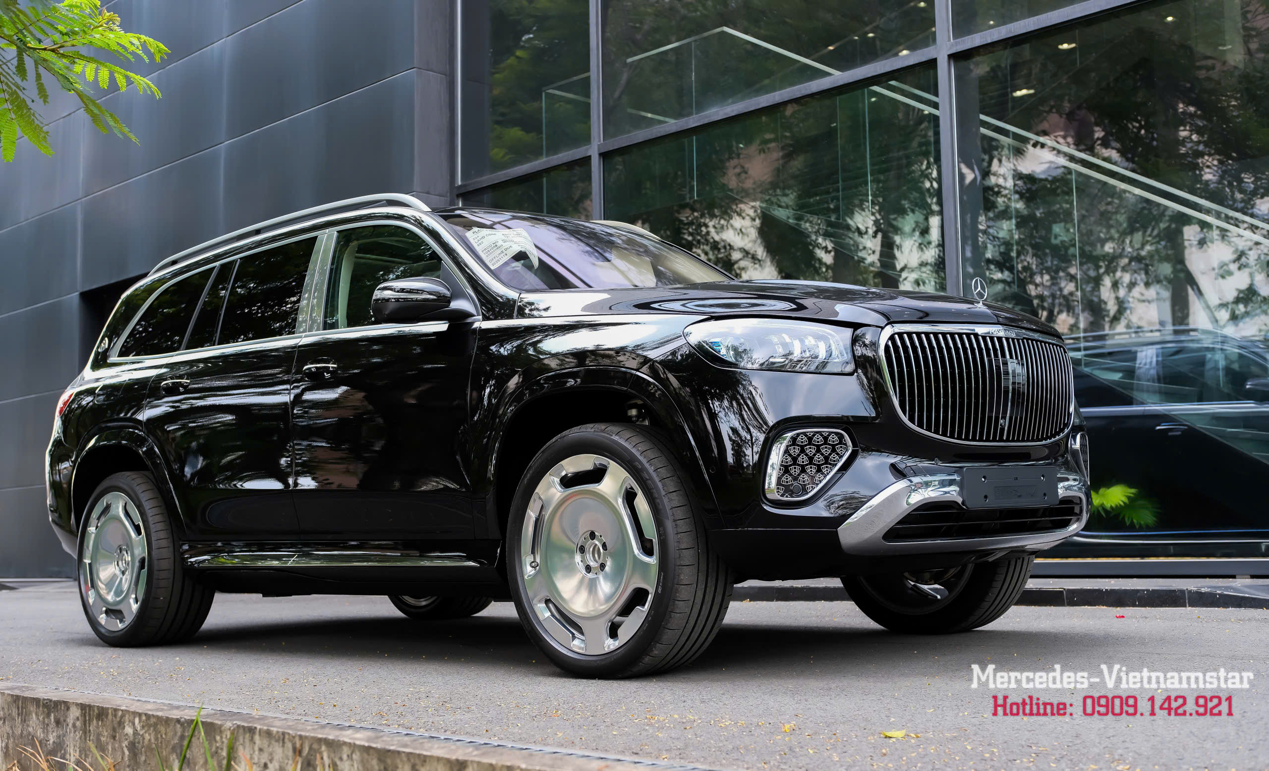 Ngoại thất xe Maybach GLS600 màu đen Obsidian lôi cuốn.