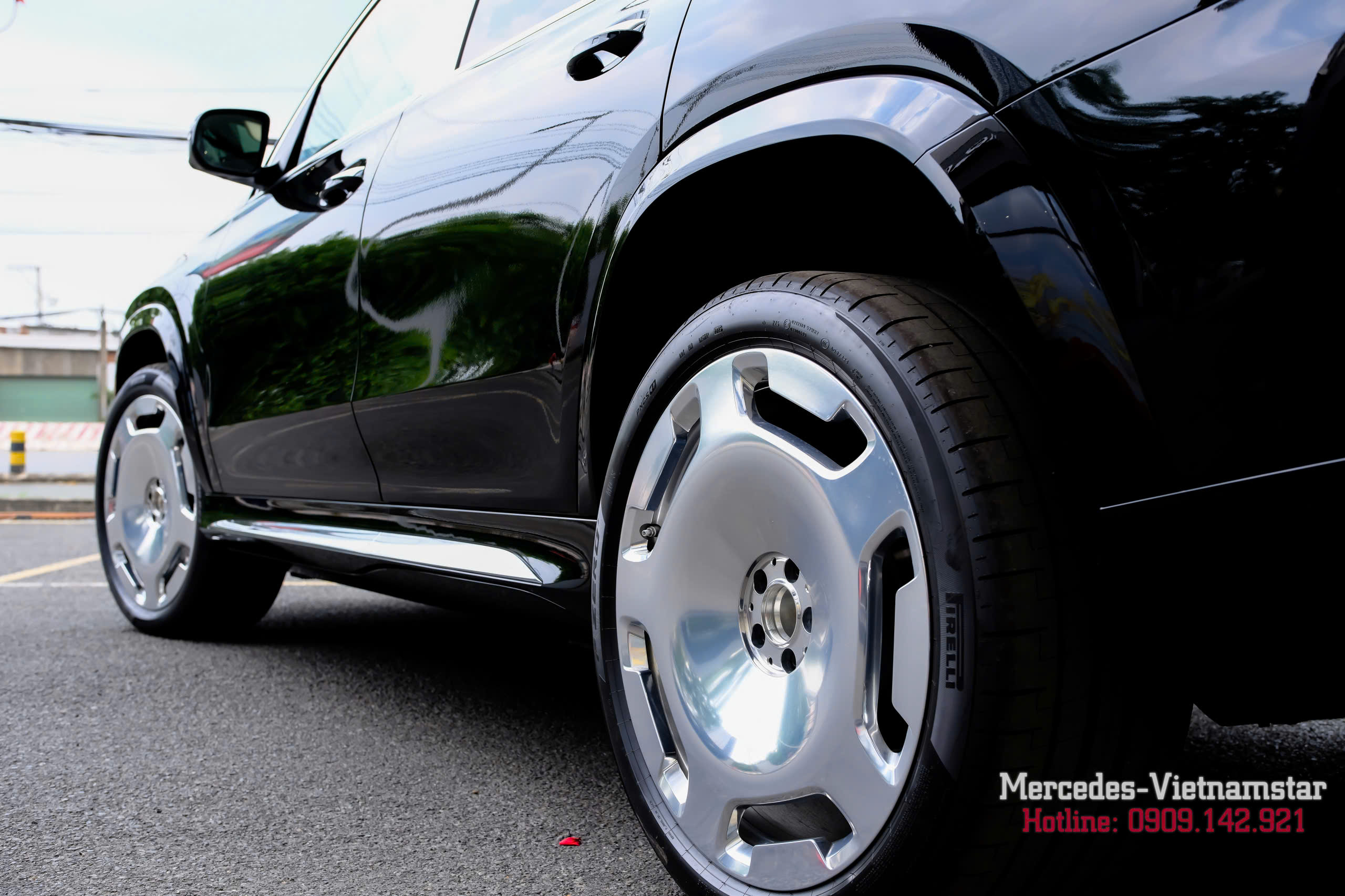Bộ mâm đúc 23 inch đa chấu cực đại trên Maybach GLS 600 đen.