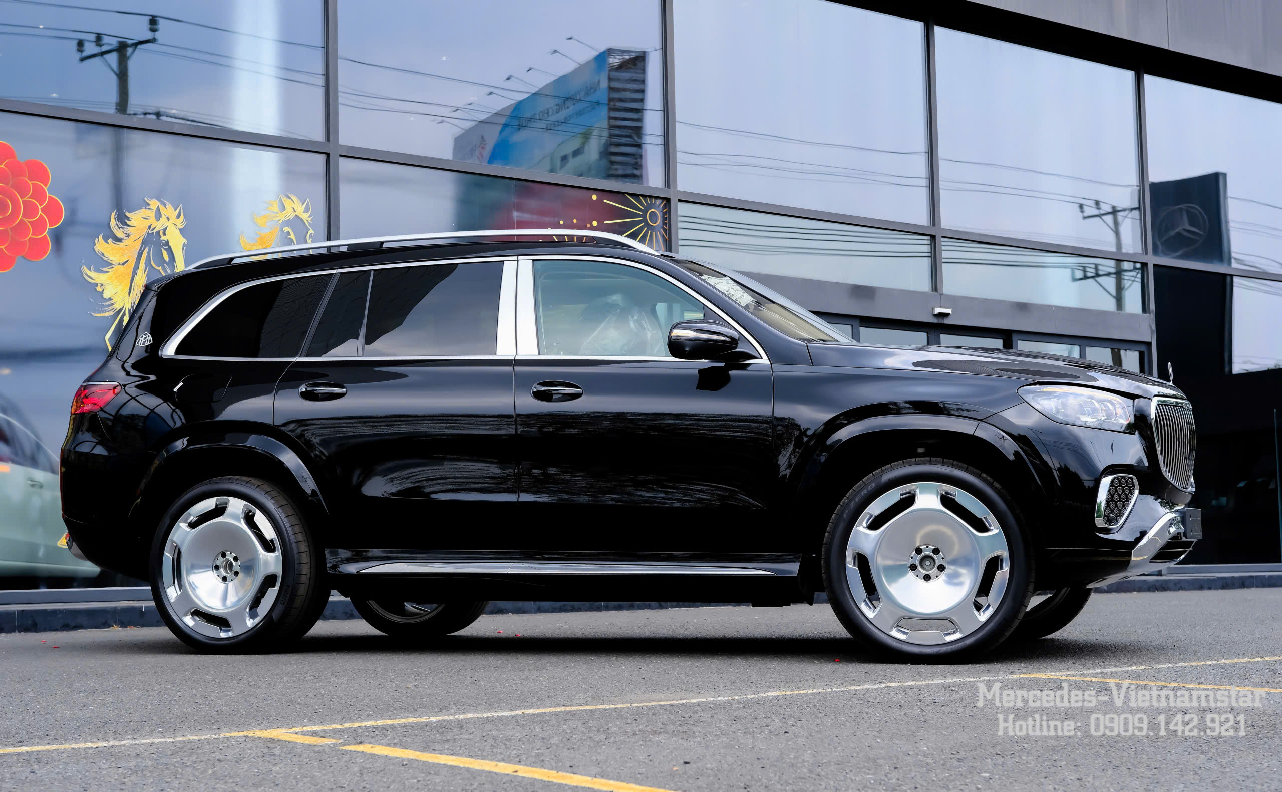 Góc chụp chéo 45 độ xe Maybach GLS 600 đen khoe trọn thân hình đồ sộ.