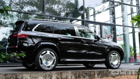 Bộ mâm đúc 23 inch đa chấu cực đại trên Maybach GLS 600 đen.