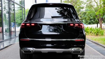 Cận cảnh cụm đèn hậu LED đồ họa sợi quang cực đẹp trên Mercedes-Maybach GLS 600 màu đen.