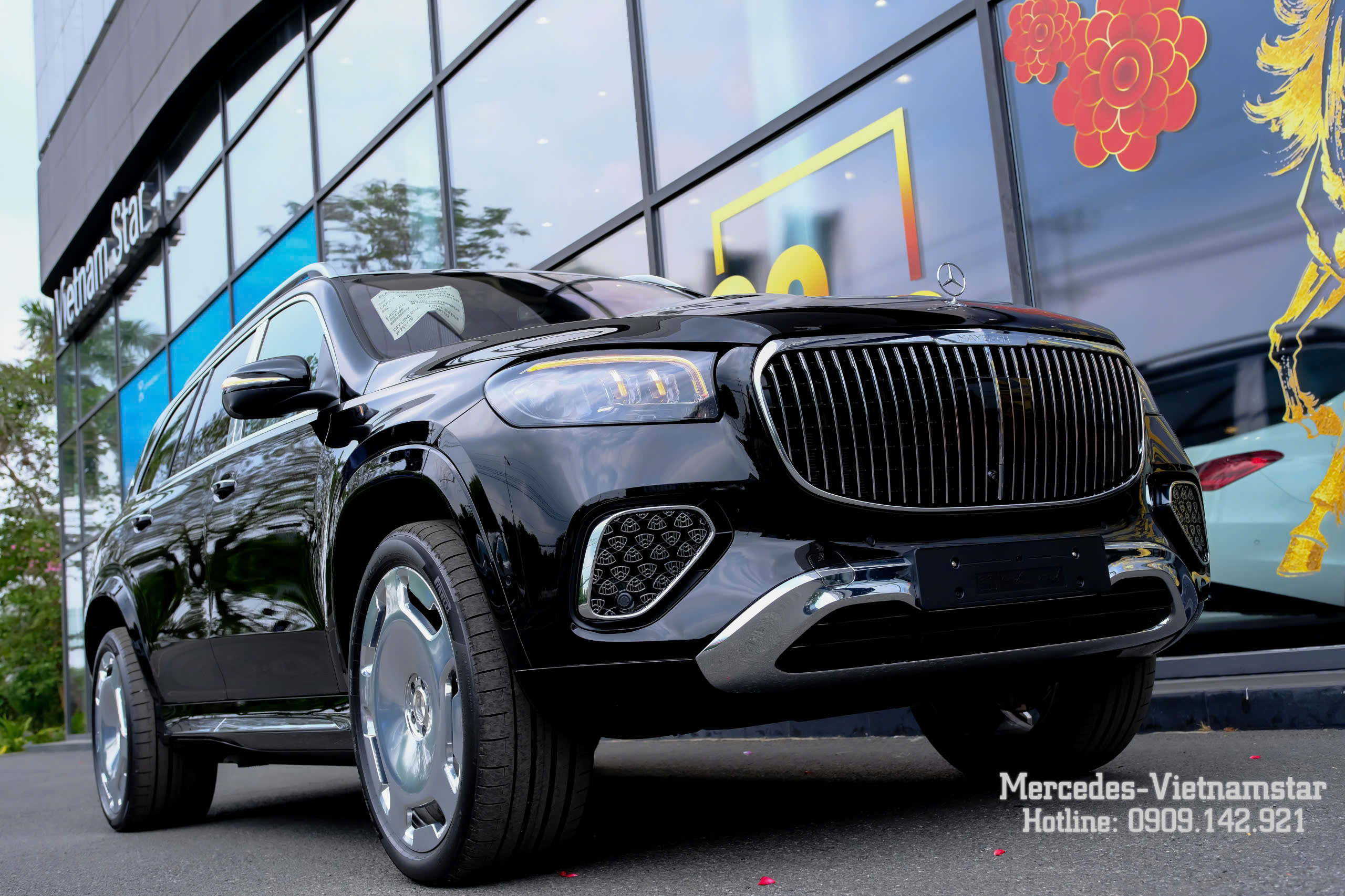 Đầu xe Maybach GLS600 đen với lưới tản nhiệt nan dọc đặc trưng.