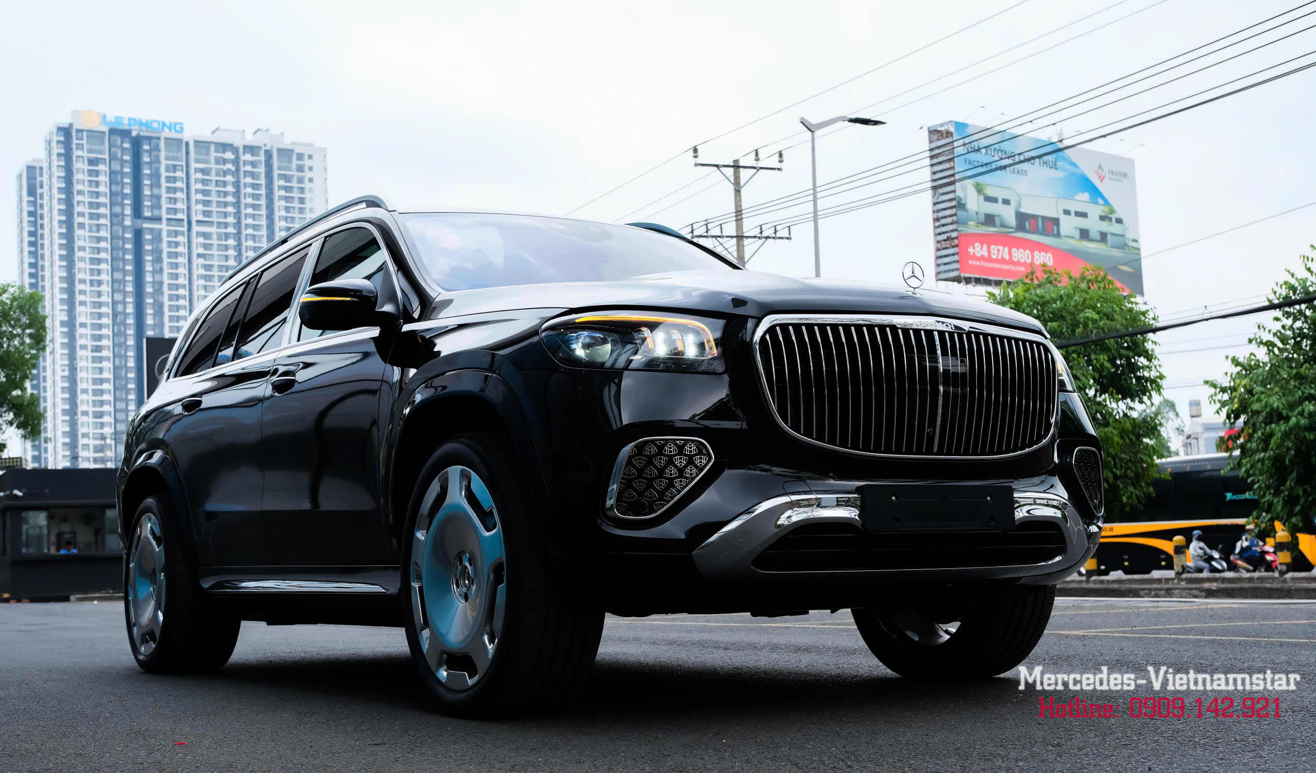 Cận cảnh xe Mercedes-Maybach GLS 600 4Matic màu đen bóng sang trọng.