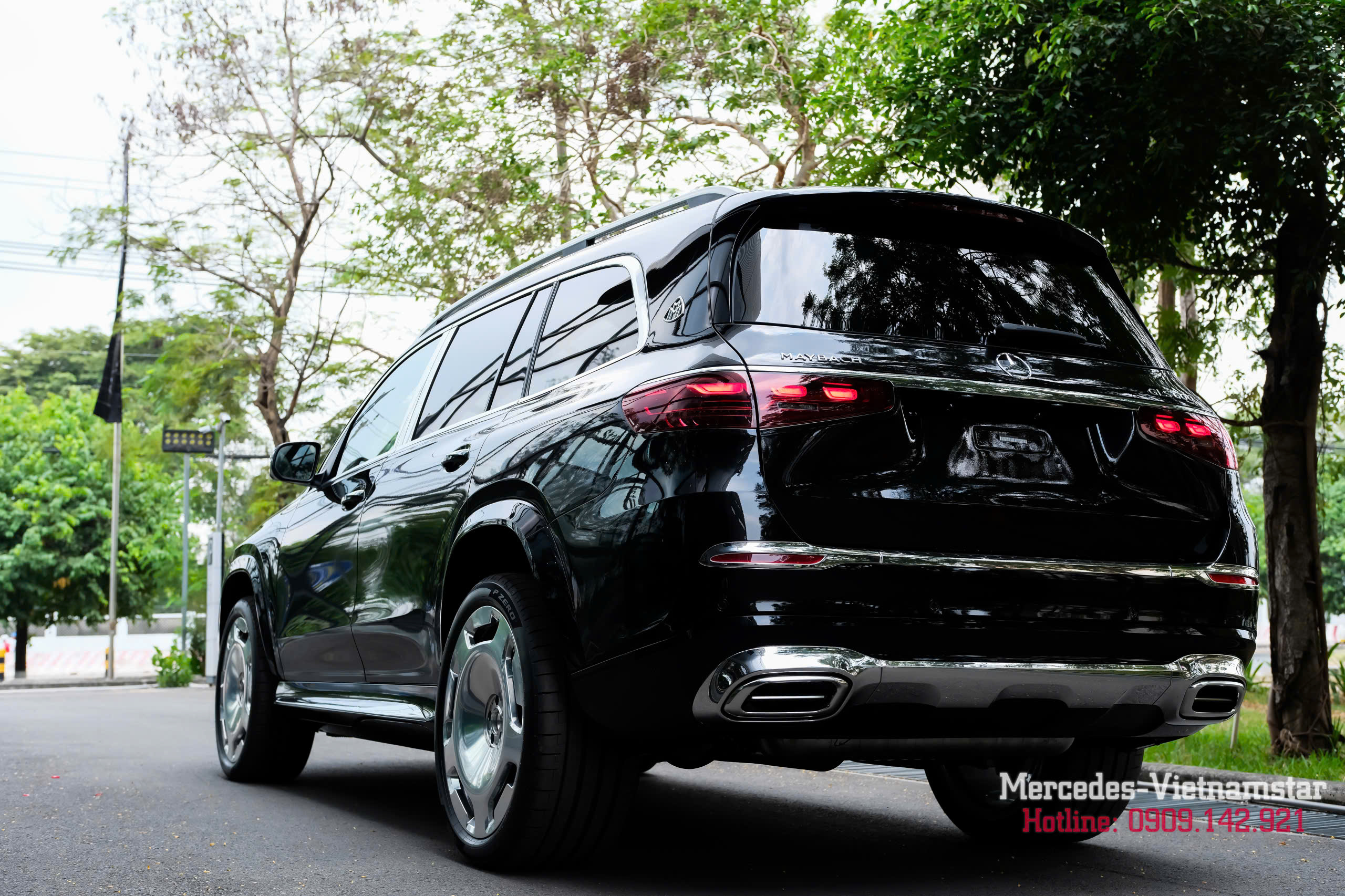 Đuôi xe Maybach GLS600 màu đen với cụm ống xả kép mạ chrome.