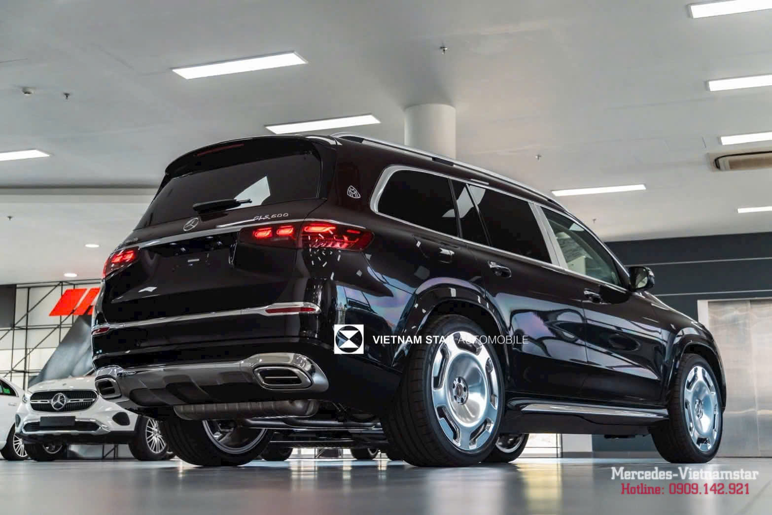 Thiết kế đuôi xe Maybach GLS600 với cụm đèn hậu LED 3 khối ngang mới.