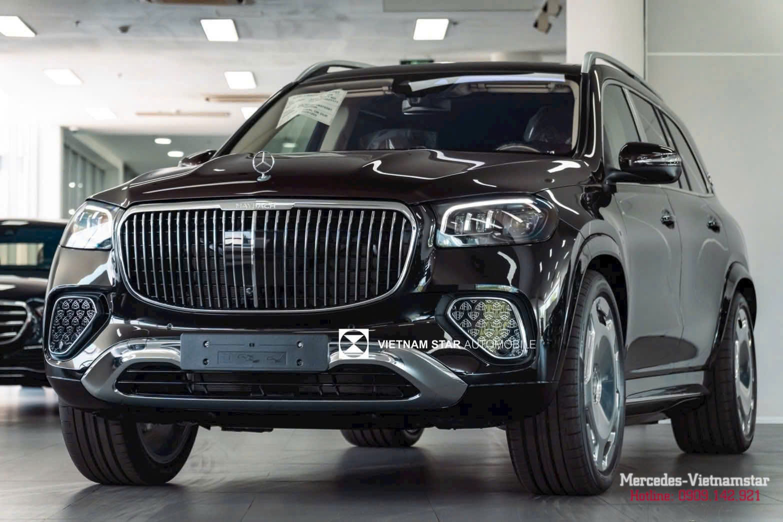 Cận cảnh lưới tản nhiệt nan dọc mạ chrome đặc trưng của Maybach GLS600.