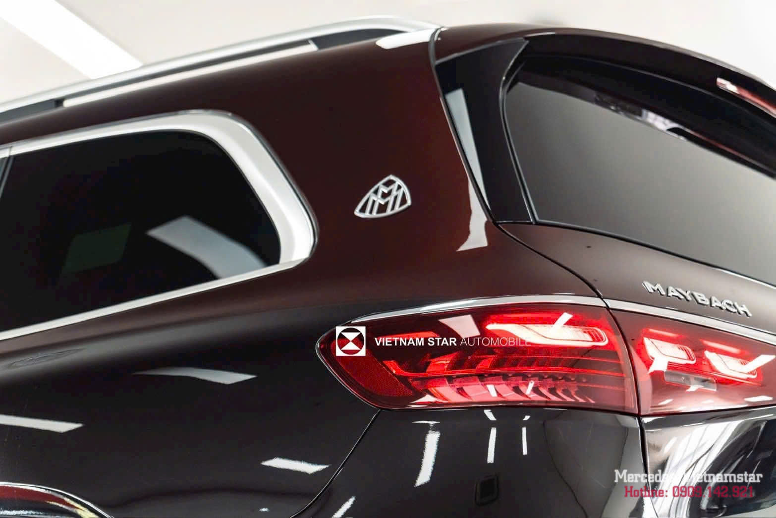 Logo Maybach và các chi tiết viền chrome sáng bóng tại đuôi xe Maybach GLS.