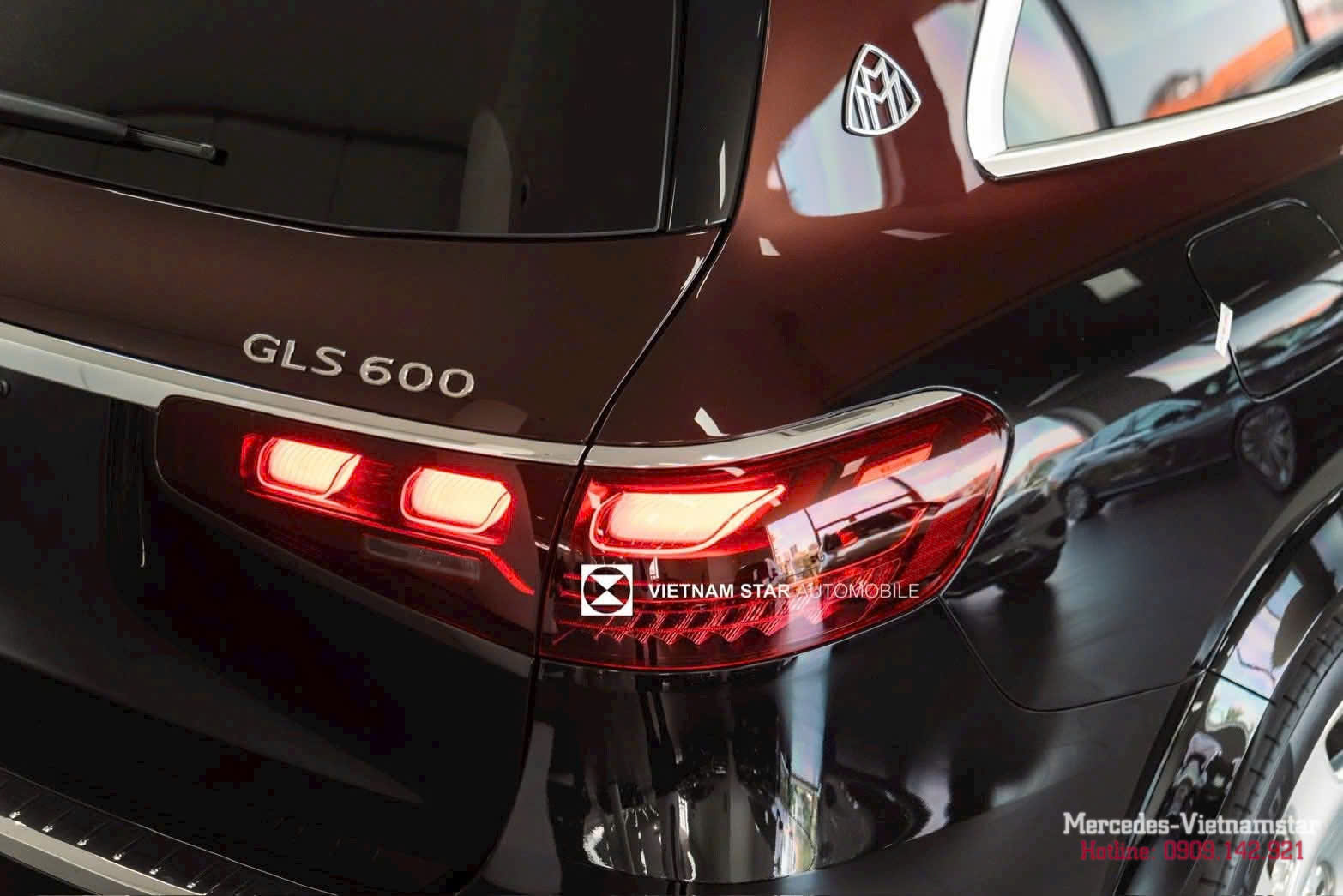 Logo Maybach và các chi tiết viền chrome sáng bóng tại đuôi xe Maybach GLS.