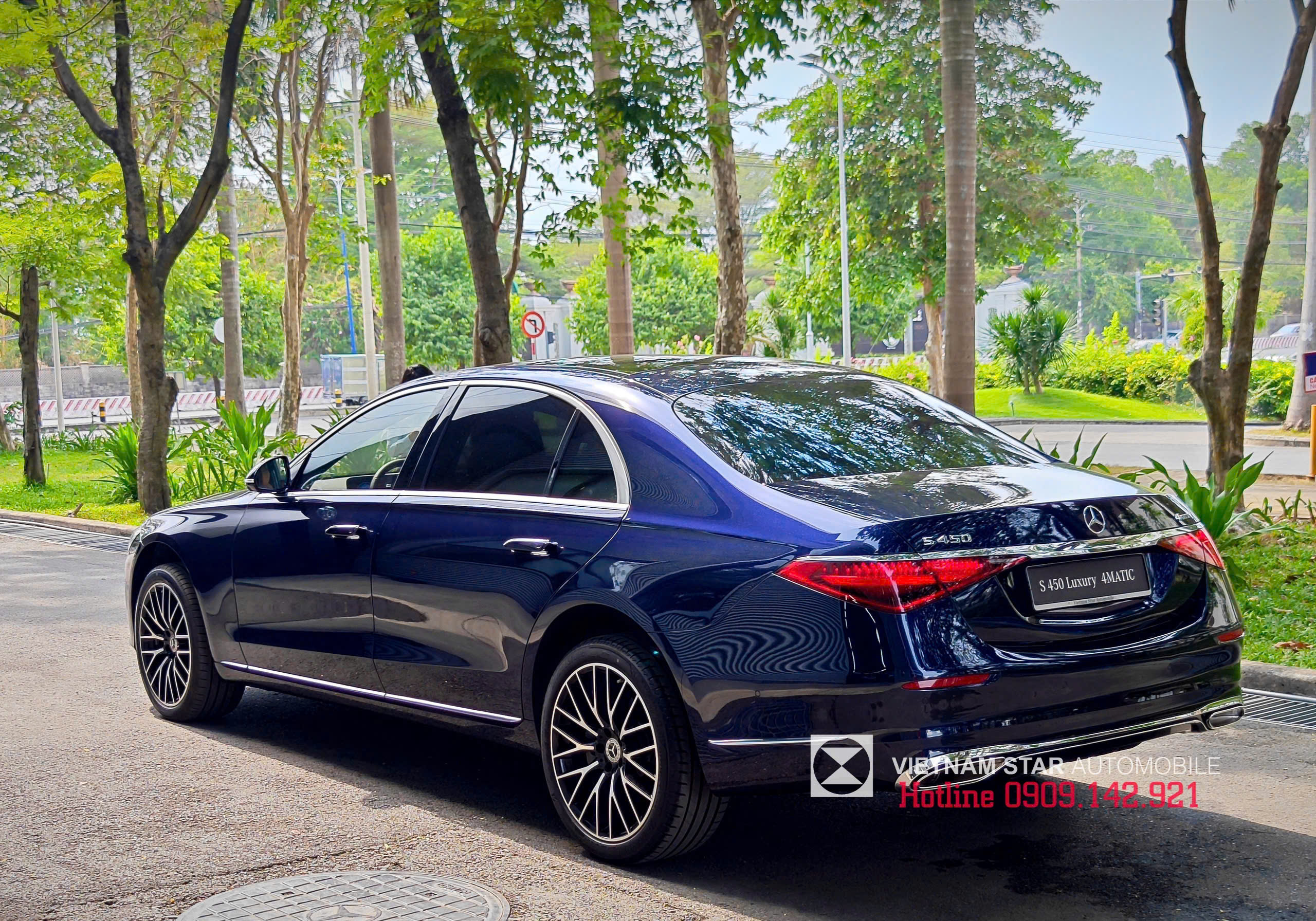 đuôi xe s450 luxury với đèn hậu tam giác và thanh chrome ngang nối liền