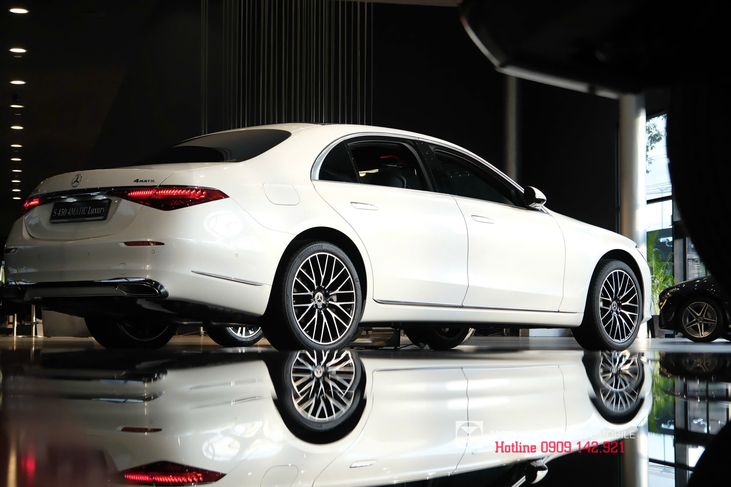 đuôi xe s450 luxury với đèn hậu tam giác và thanh chrome ngang nối liền