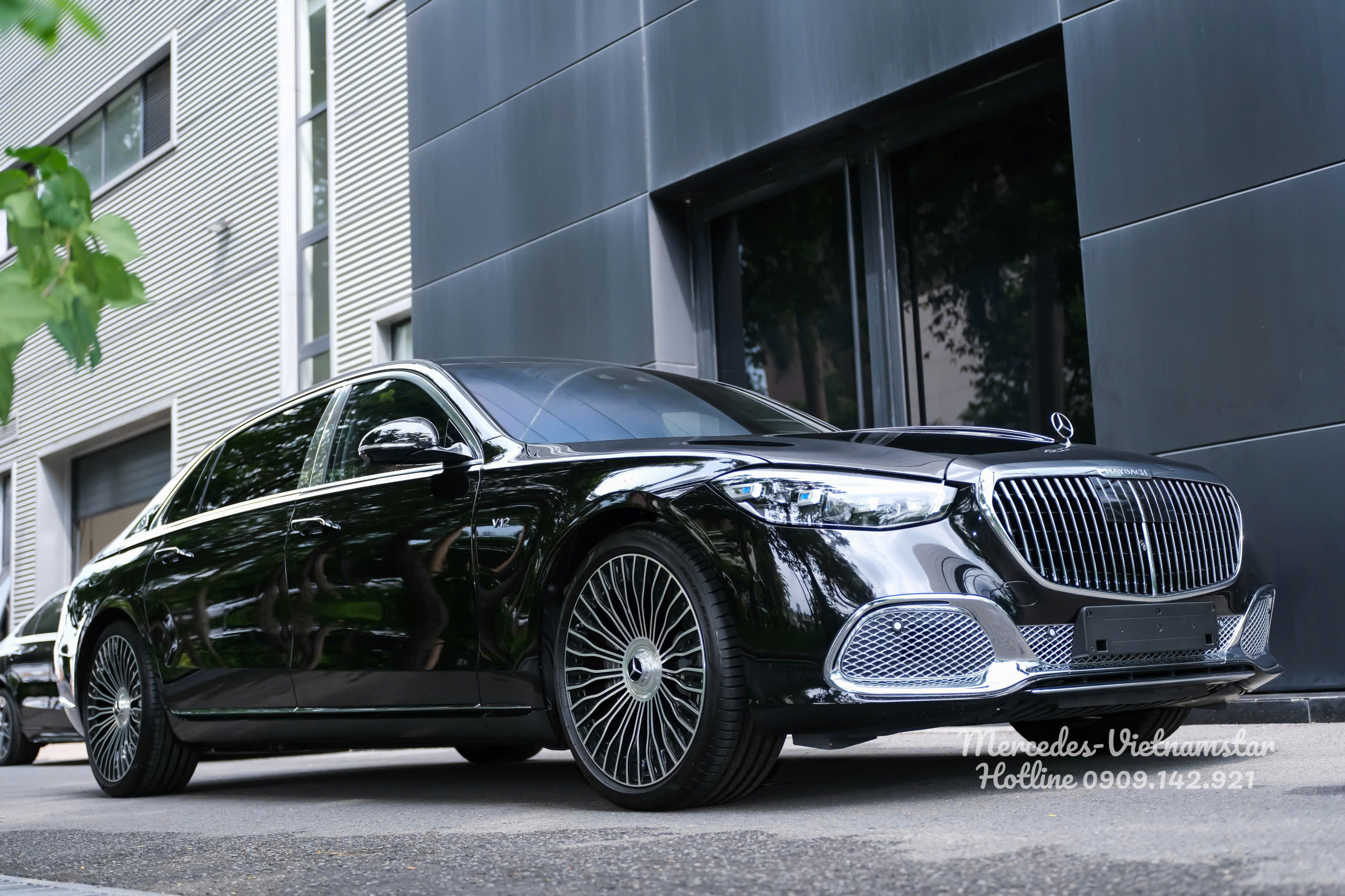 Cản trước mạ chrome sáng bóng của siêu xe Maybach S680