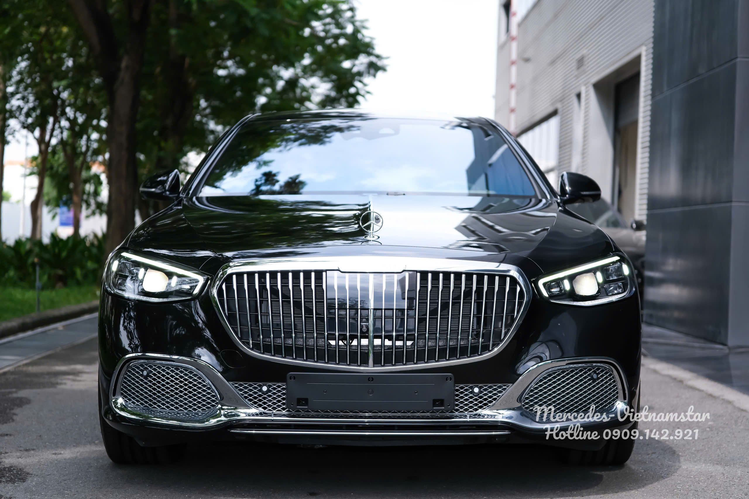 Cận cảnh đầu xe Maybach S680 uy nghi và bề thế