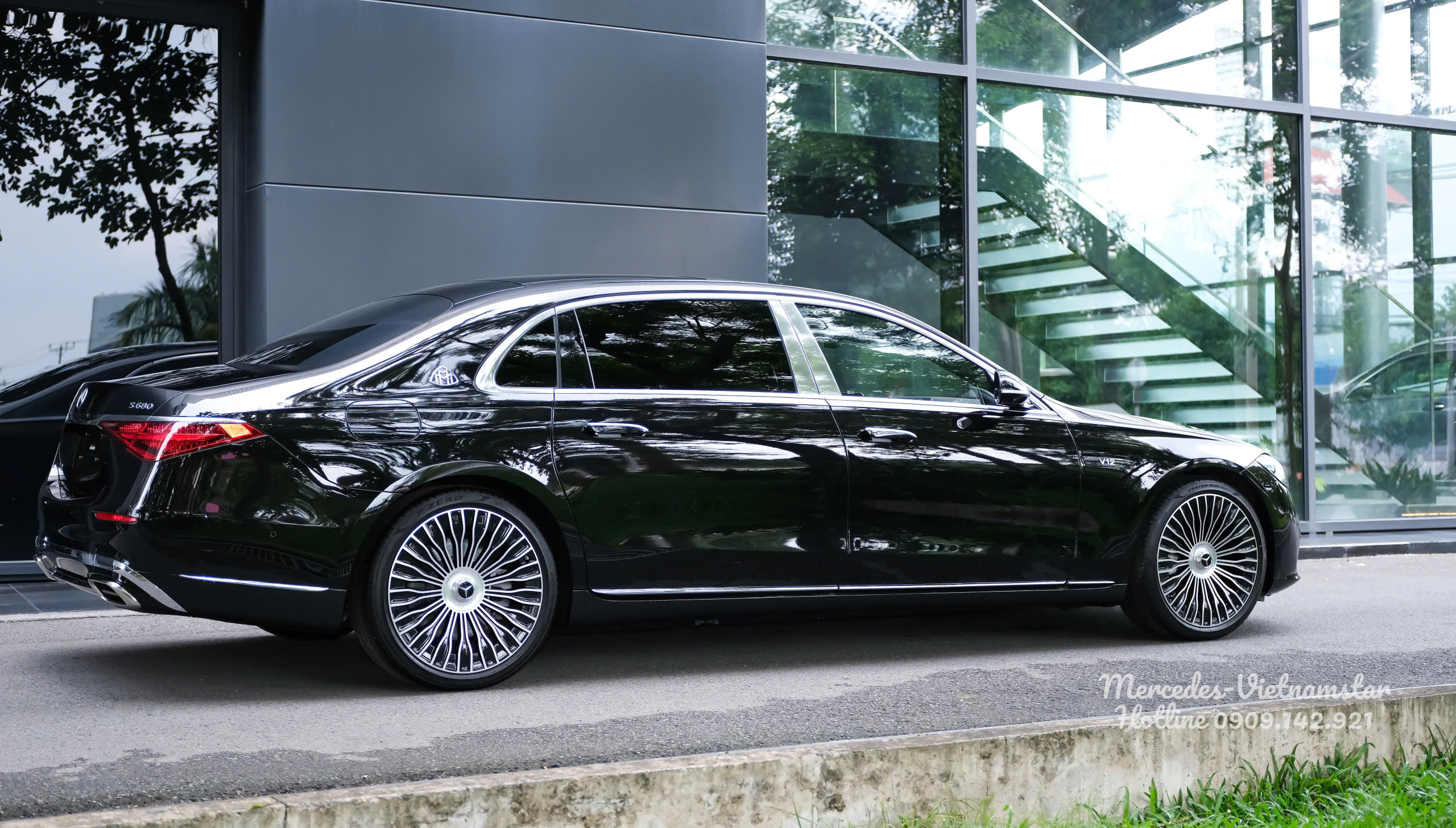 Logo thương hiệu Maybach quyền lực gắn trên cột C của xe S680