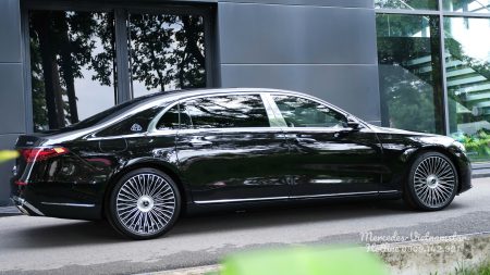 Đường viền kính mạ chrome dày dặn sang trọng trên Maybach S680