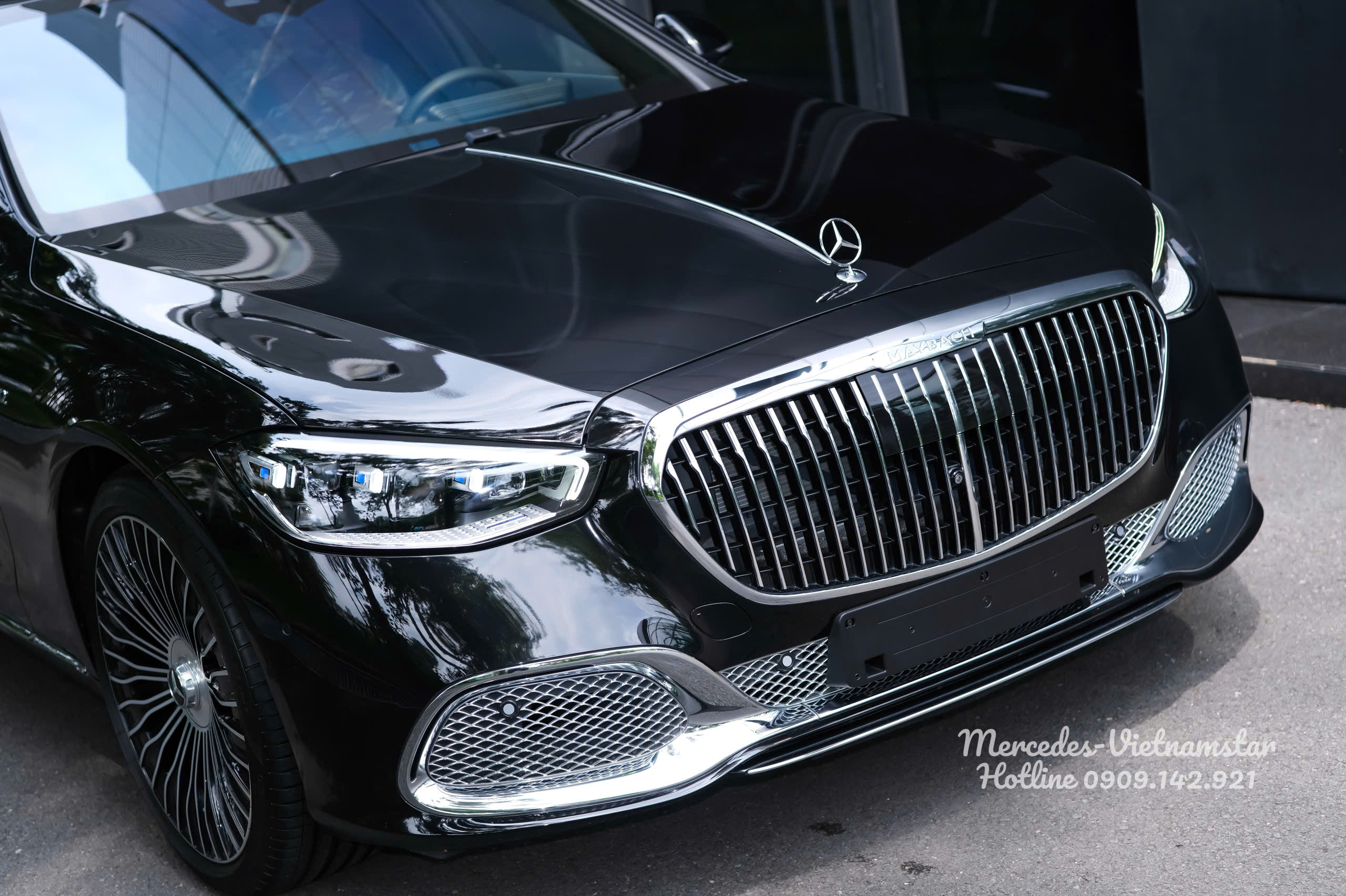 Cận cảnh đầu xe Maybach S680 uy nghi và bề thế