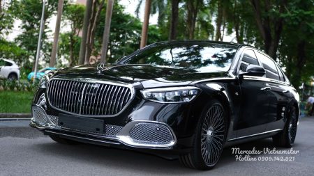 Hốc hút gió cỡ lớn bọc chrome sang trọng trên đầu xe Maybach S680