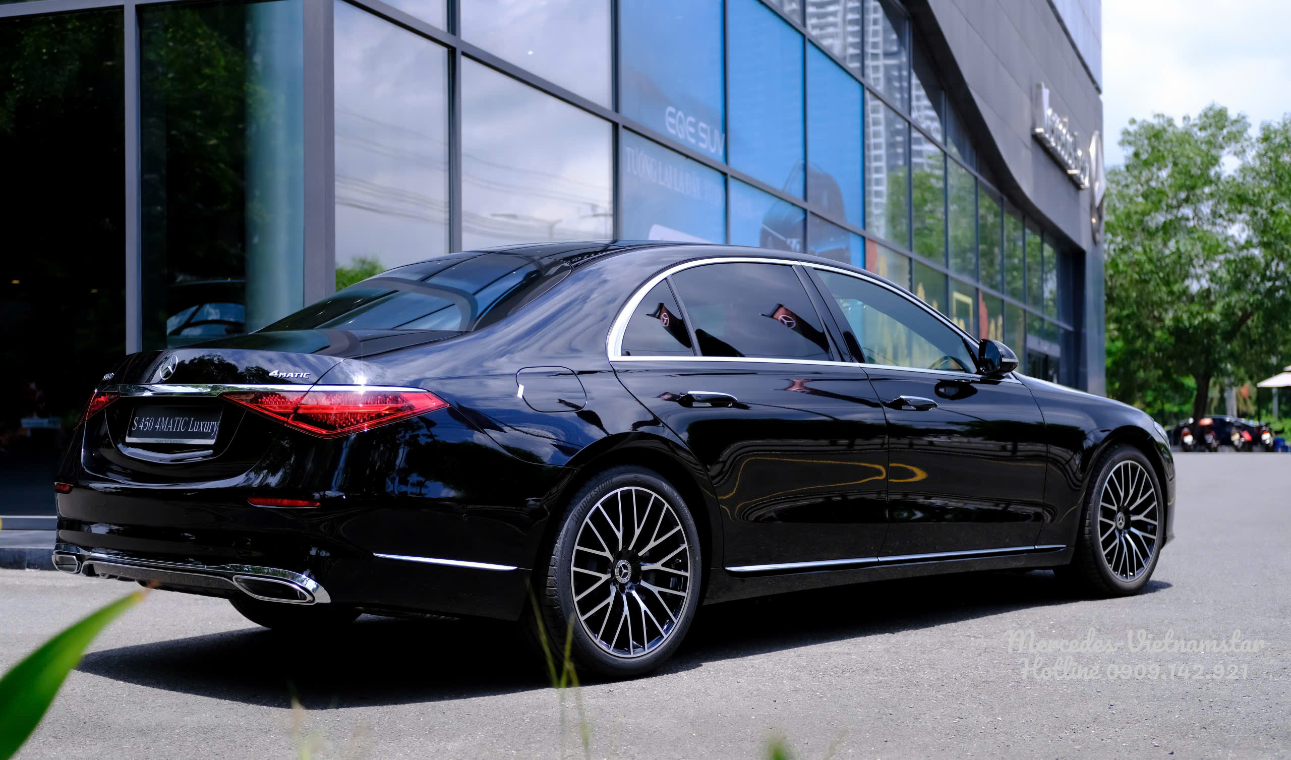 Góc chụp phía sau xe Mercedes S450 Luxury màu Đen đẳng cấp doanh nhân