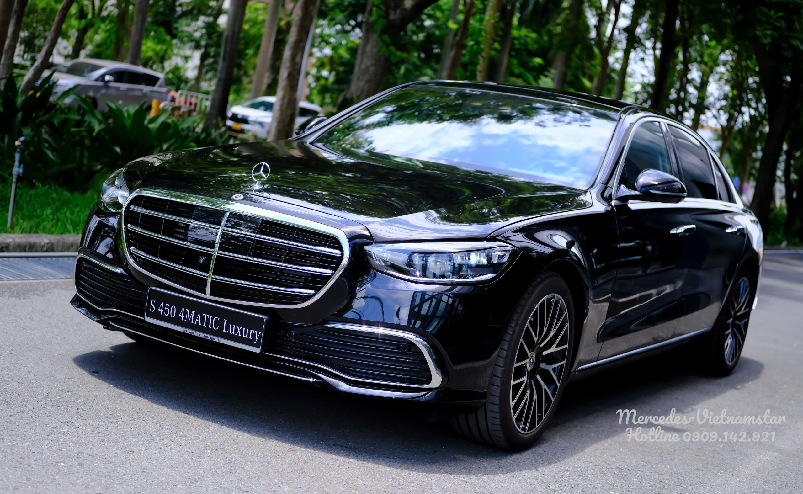 Góc chụp 3/4 phía trước siêu phẩm Mercedes S450 Luxury màu Đen